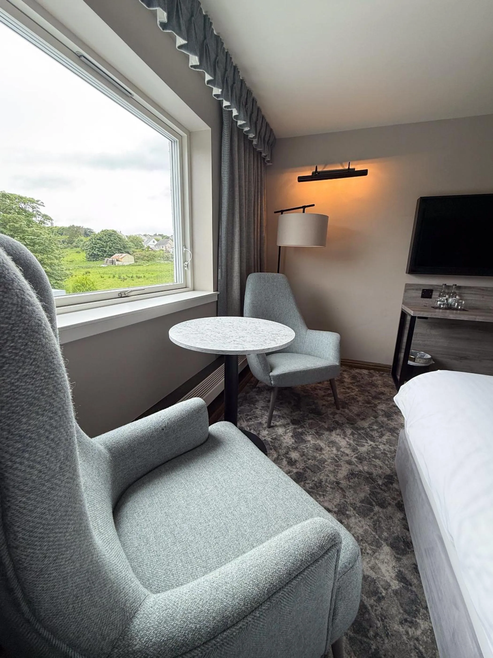 Seating area, Bed in Cabarfeidh Hotel