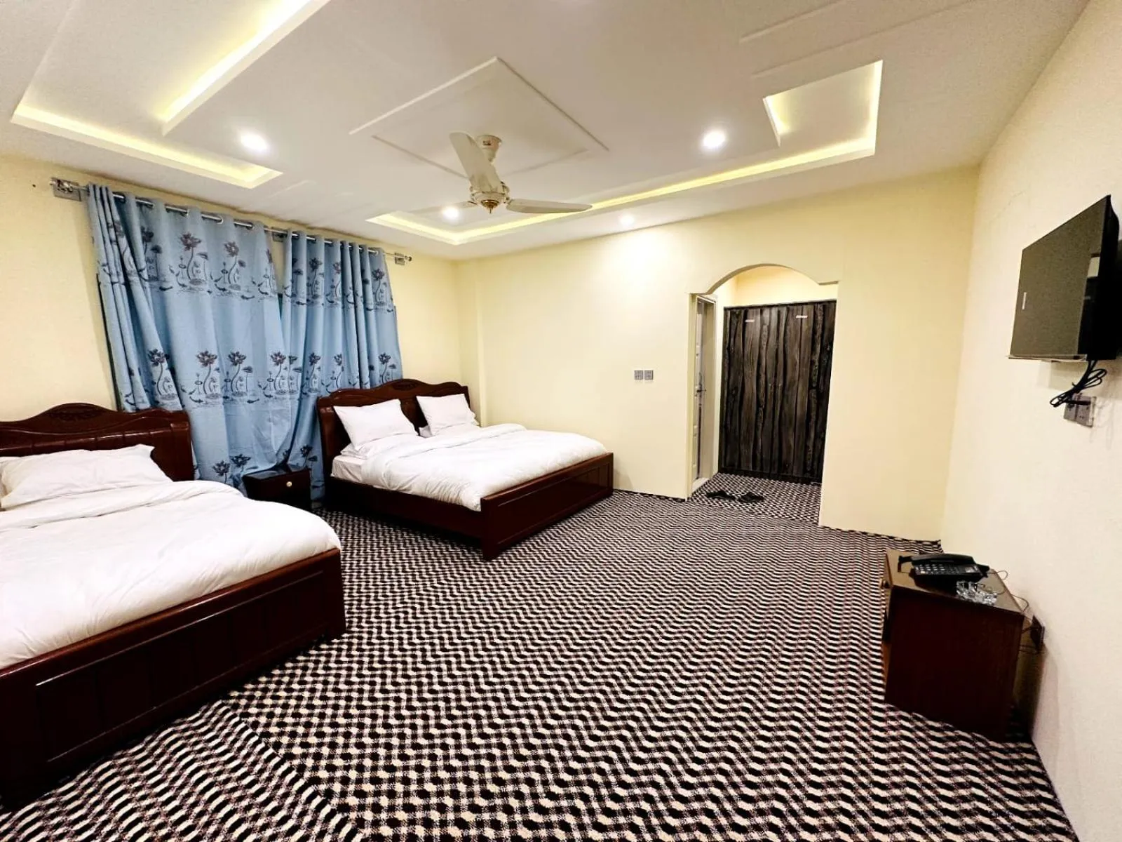 Communal lounge/ TV room, Bed in Desert One Hotel Skardu