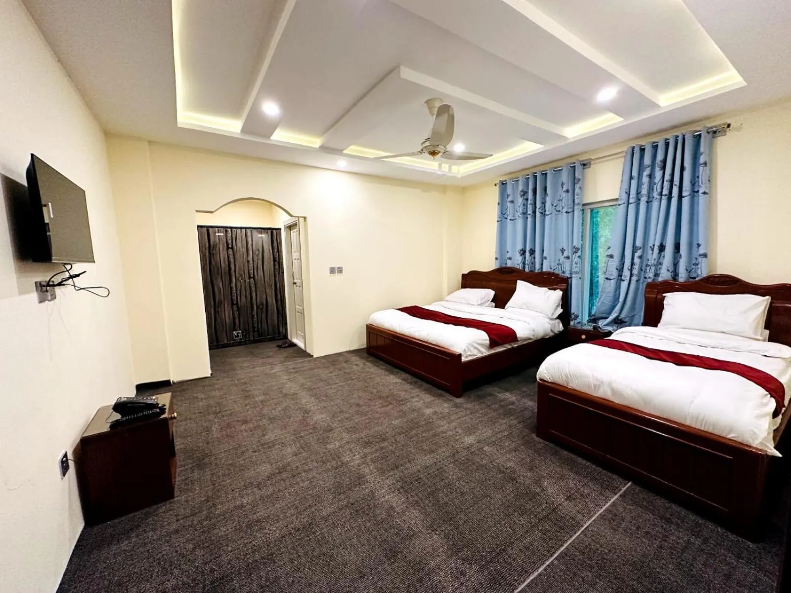 Communal lounge/ TV room, Bed in Desert One Hotel Skardu