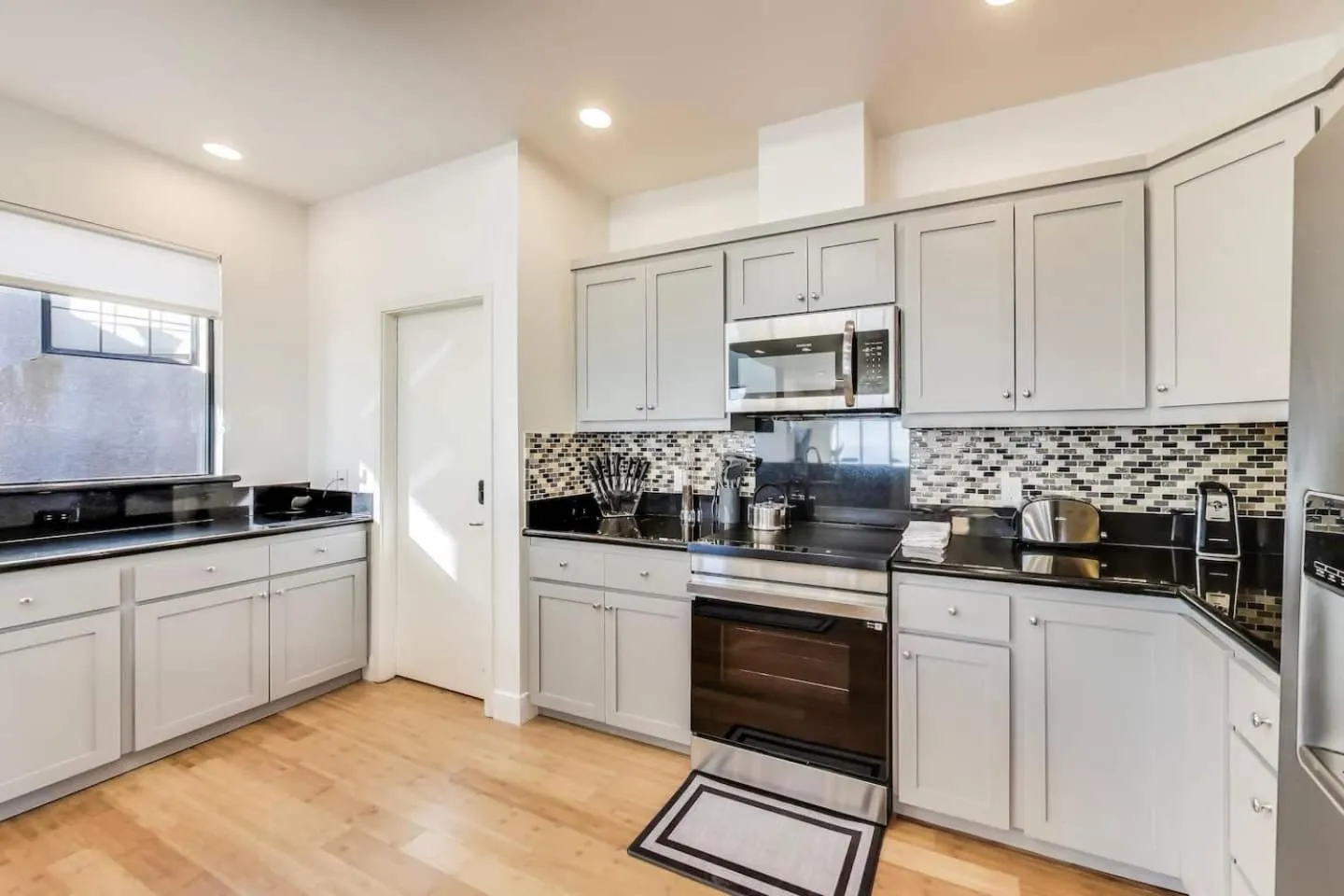 Coffee/tea facilities in Luxurious Hillside Home wAC & Gorgeous SF Views!