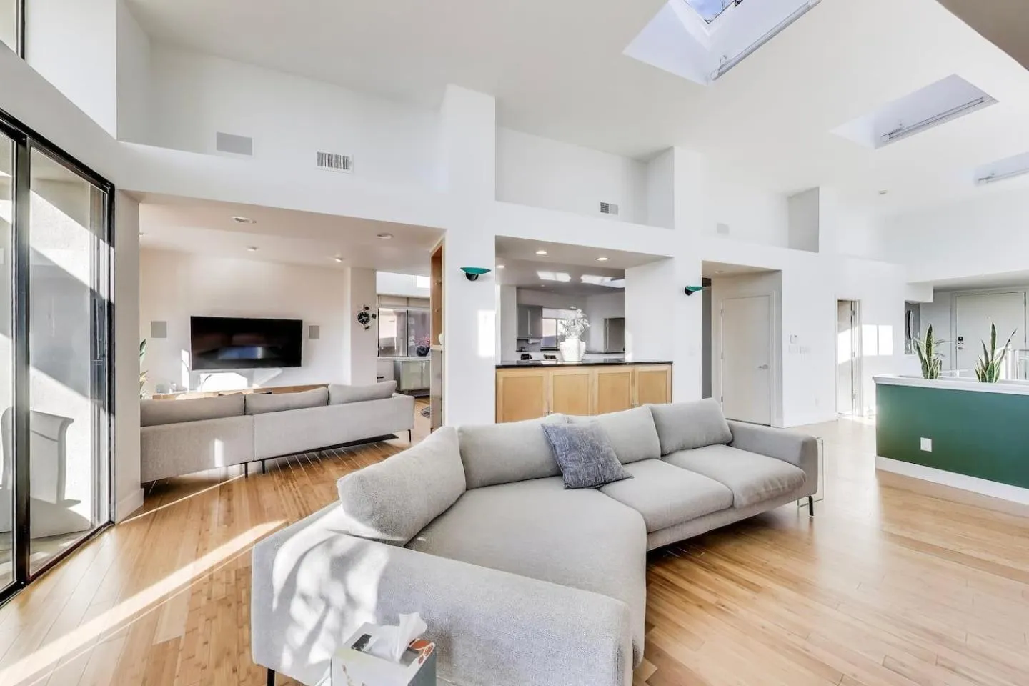 TV and multimedia in Luxurious Hillside Home wAC & Gorgeous SF Views!