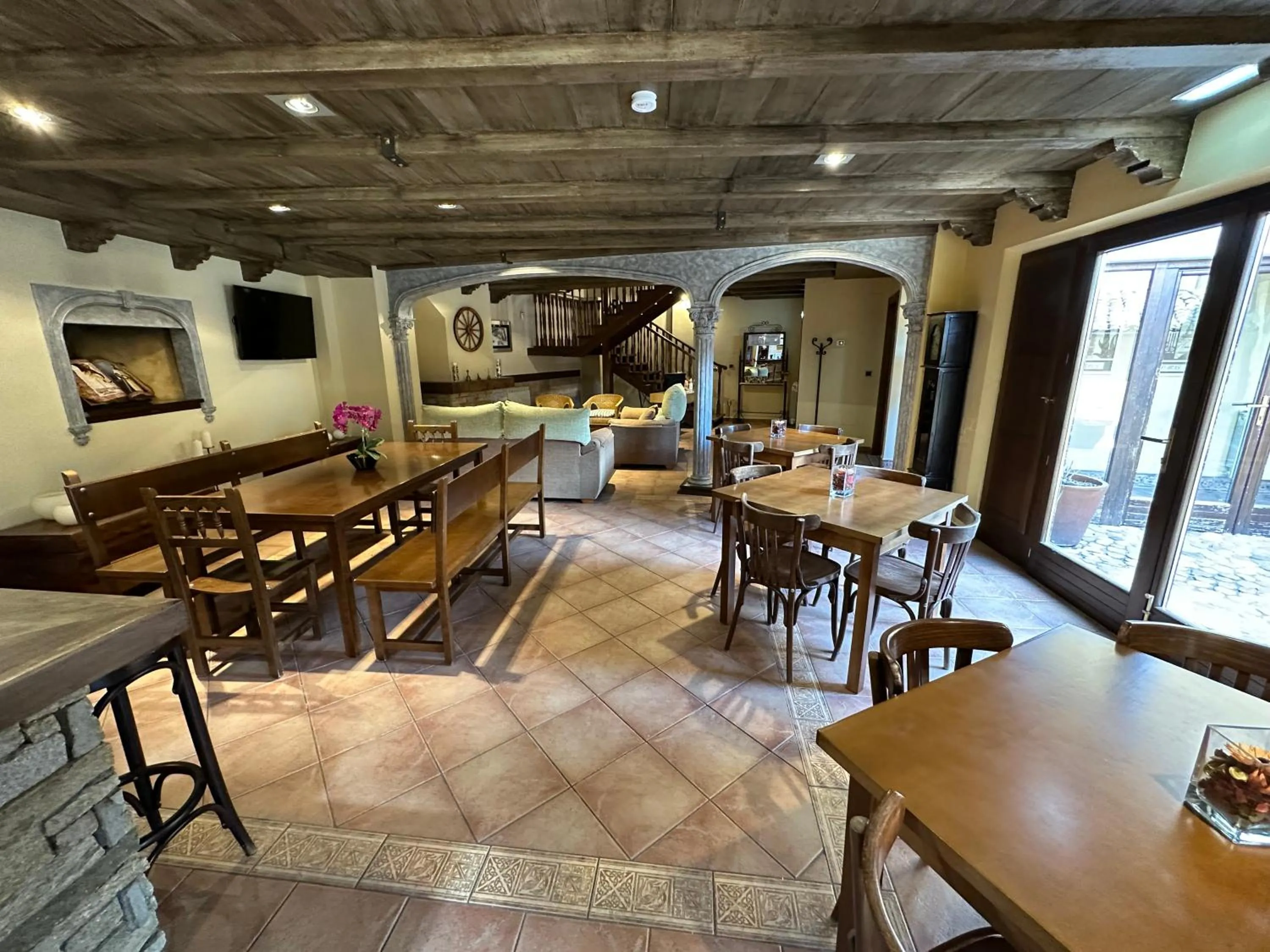 Restaurant/places to eat in Hotel rural Monasterio de Ara Mada