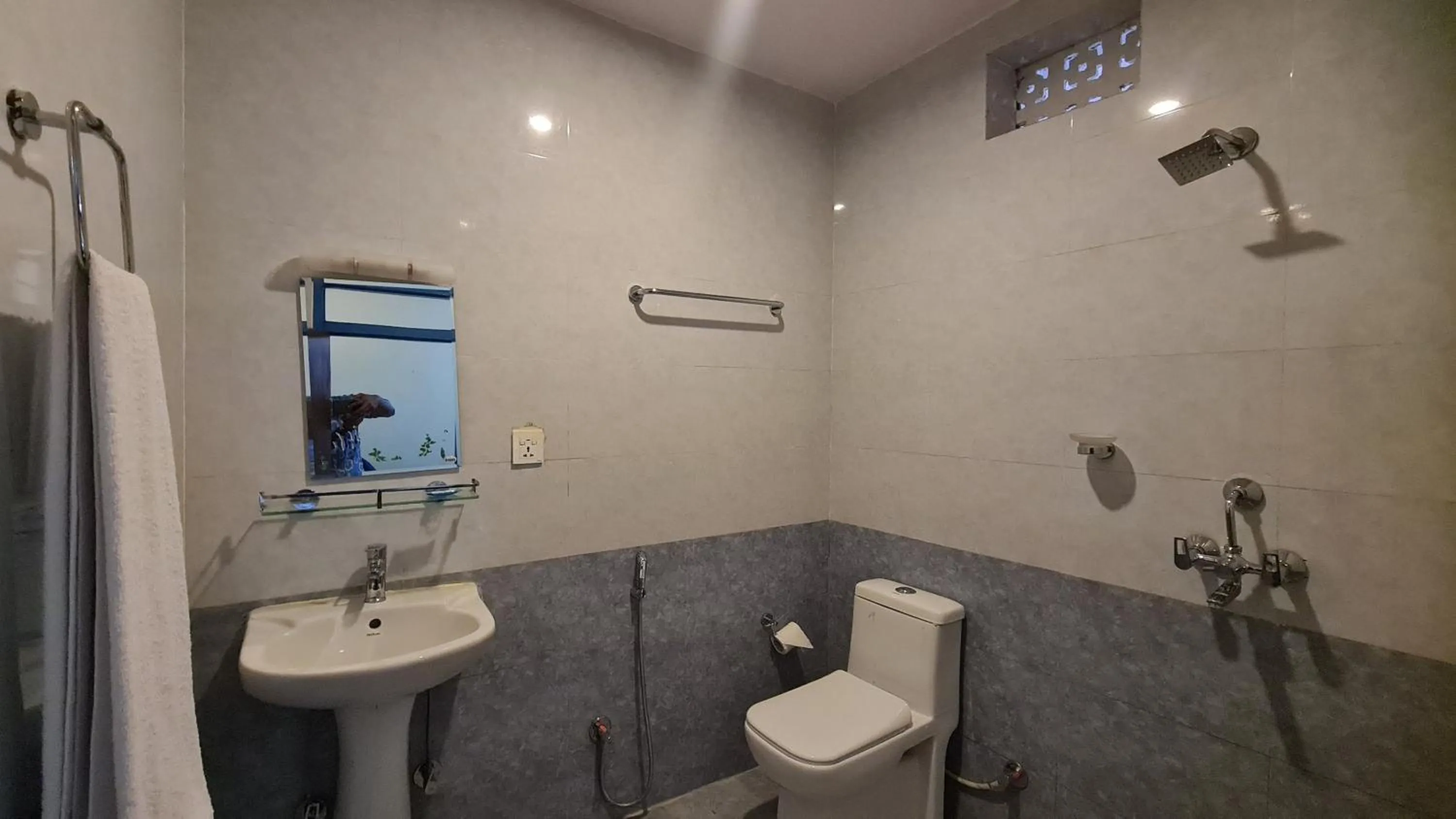 Toilet in Temple Town Inn