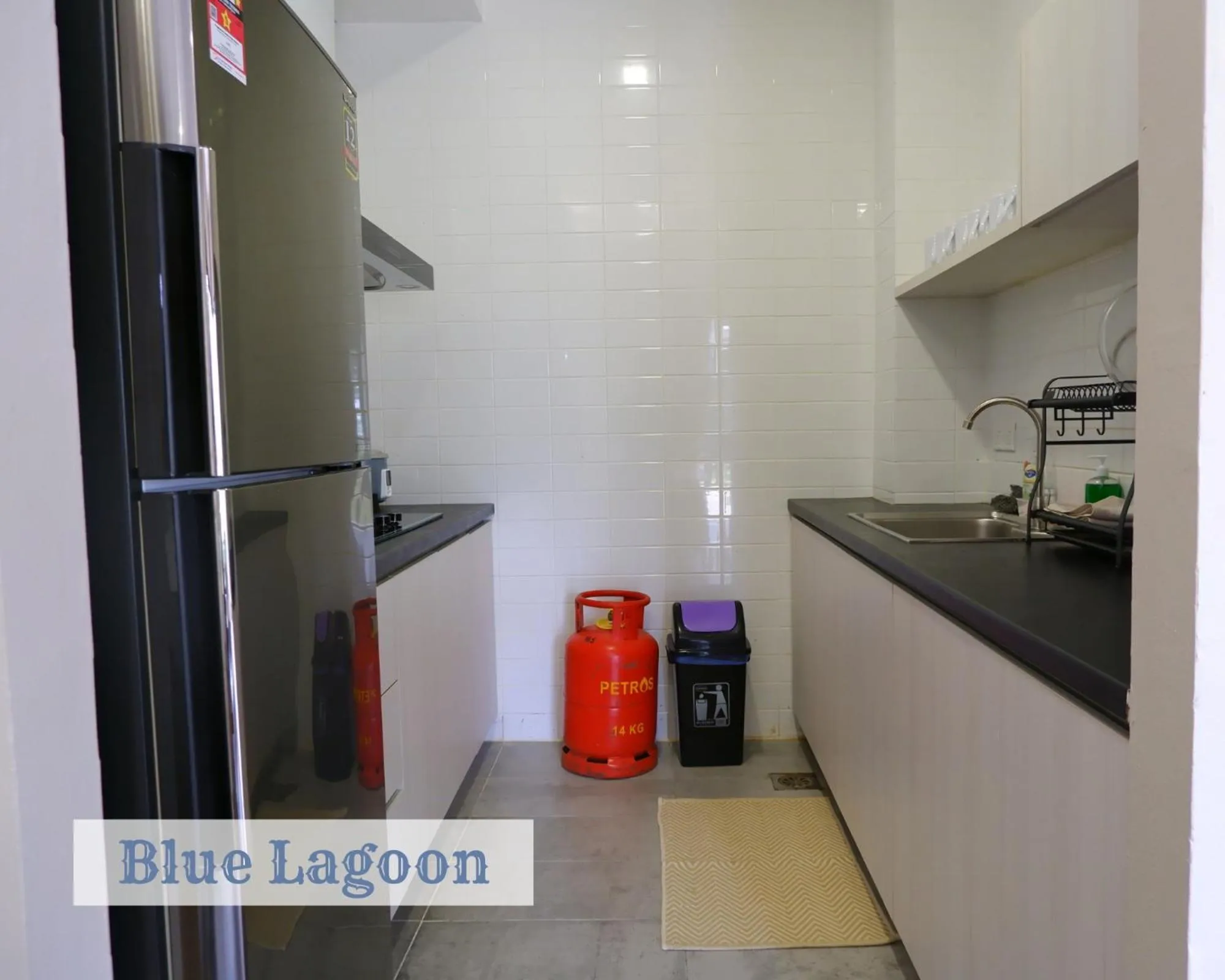 Kitchen or kitchenette in Roxy Sematan Townhouse - Blue Lagoon