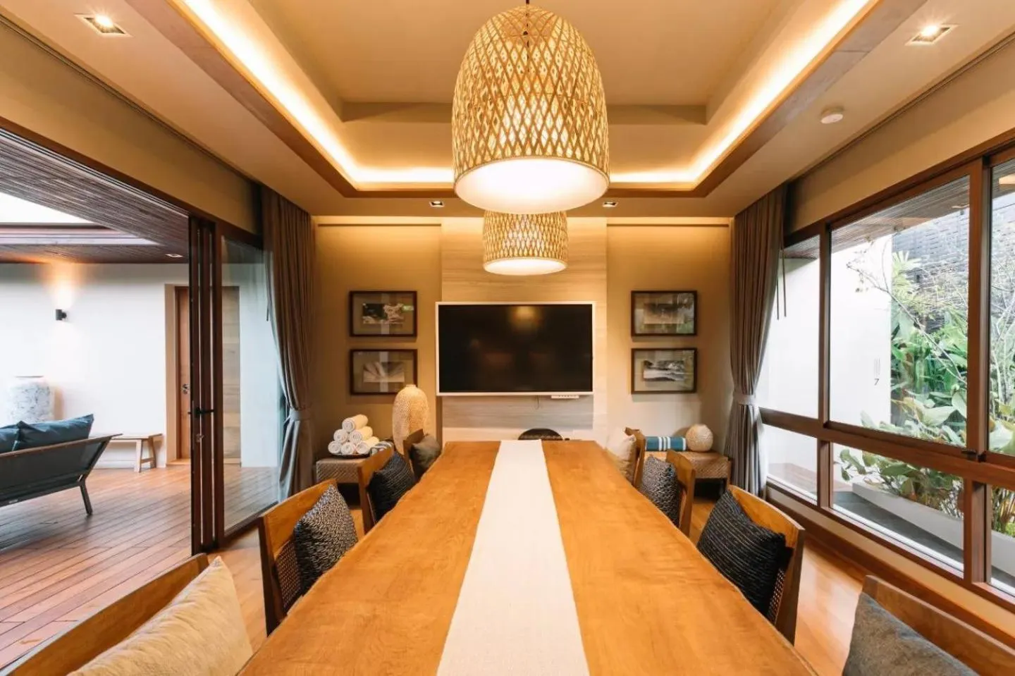 Communal lounge/ TV room in Rarin Villas