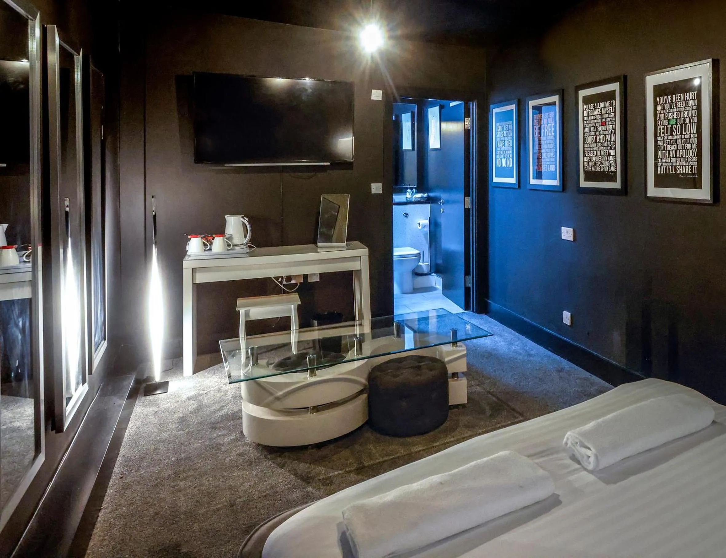 Bed in The Sea Lounge Accomodation