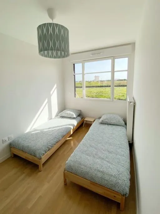 Bedroom, Bed in Suite Riviera - Vue Disneyland