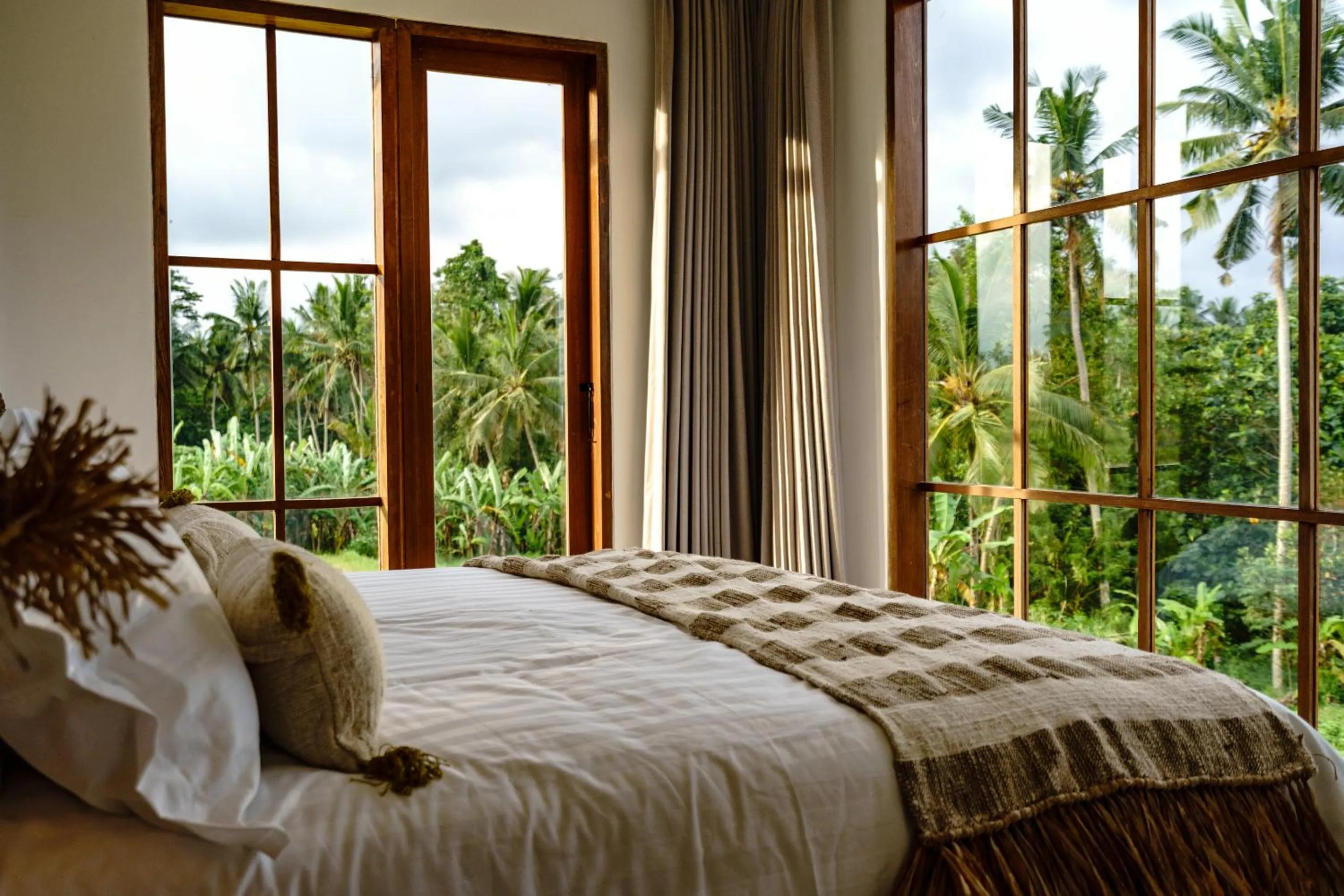 Bed in Tembaga Garden Retreat - Privacy and Modern Comfort