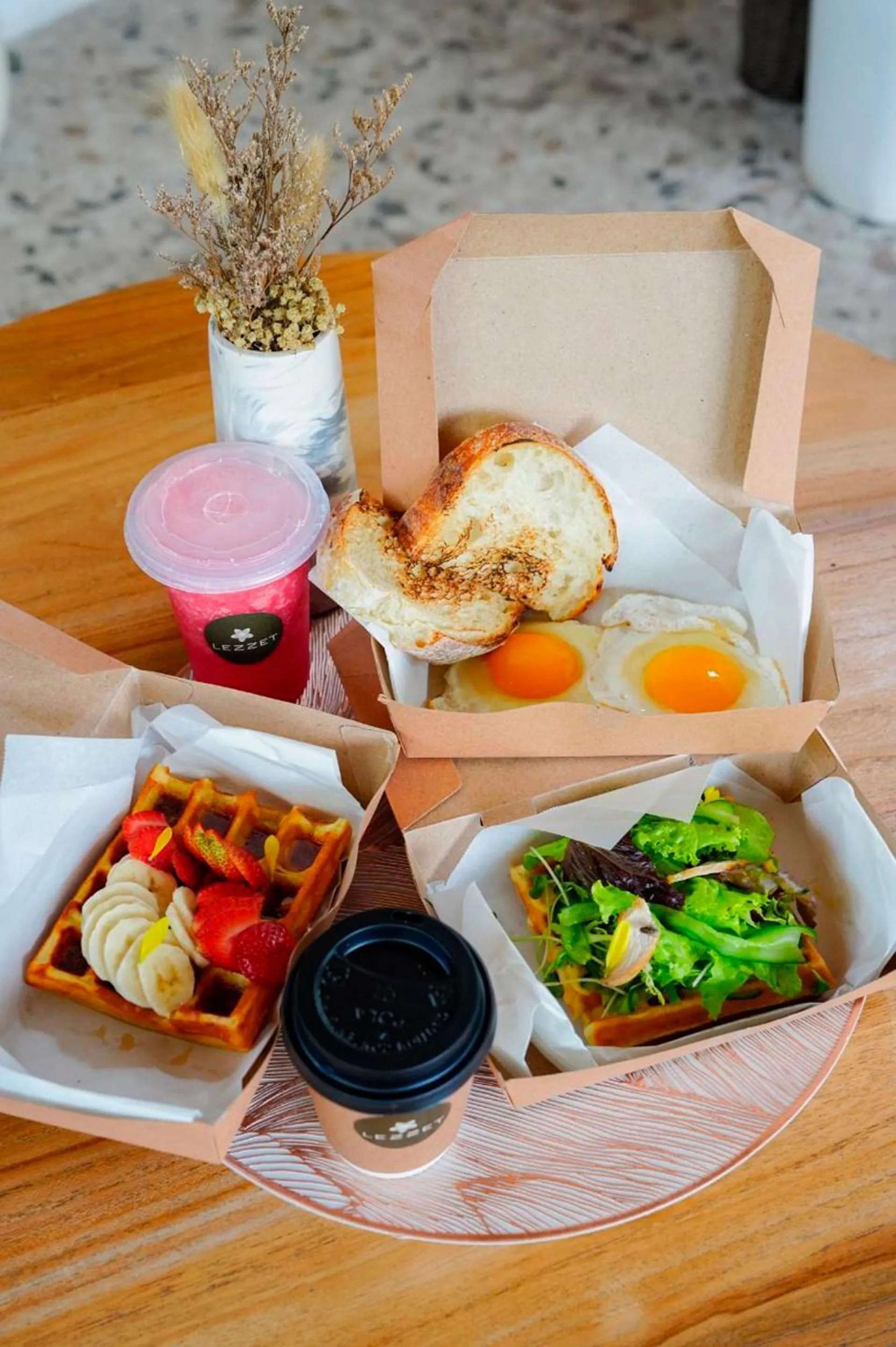 Breakfast in Tembaga Garden Retreat - Privacy and Modern Comfort