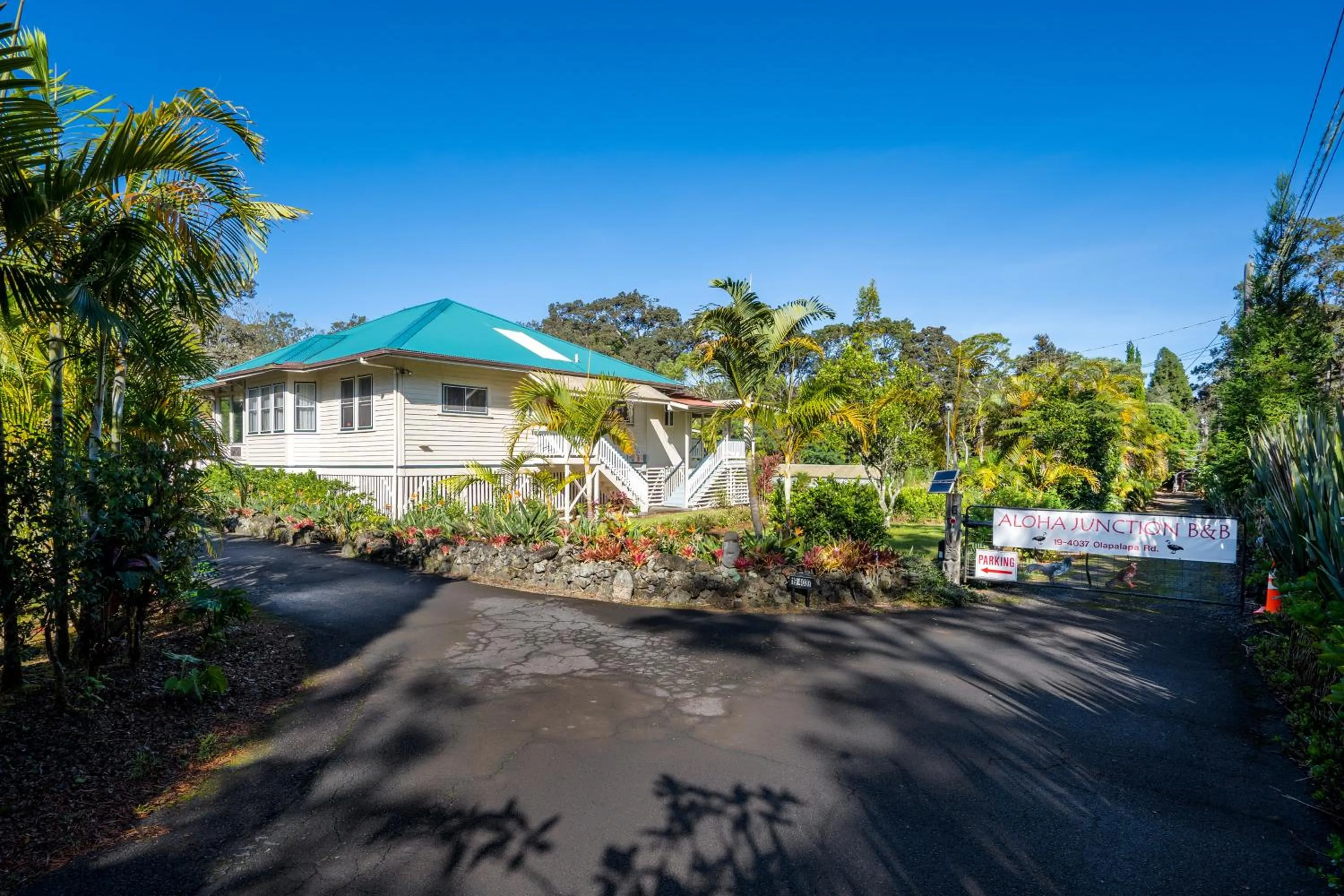 Property building in Aloha Junction Bed and Breakfast -Minutes away from Hawaii Volcanoes National Park