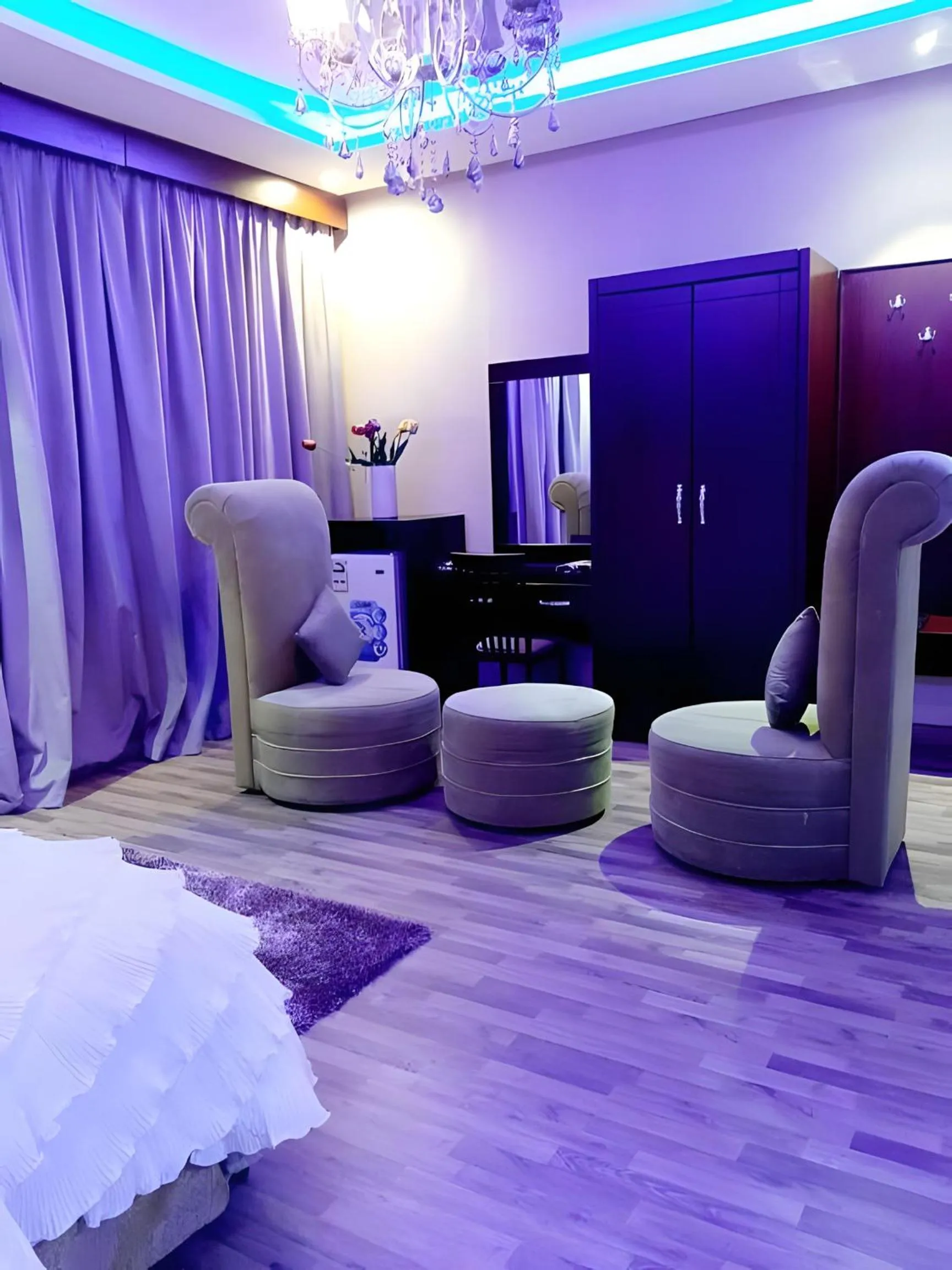 Communal lounge/ TV room in شقق أهلين ثلاثة للشقق المخدومة