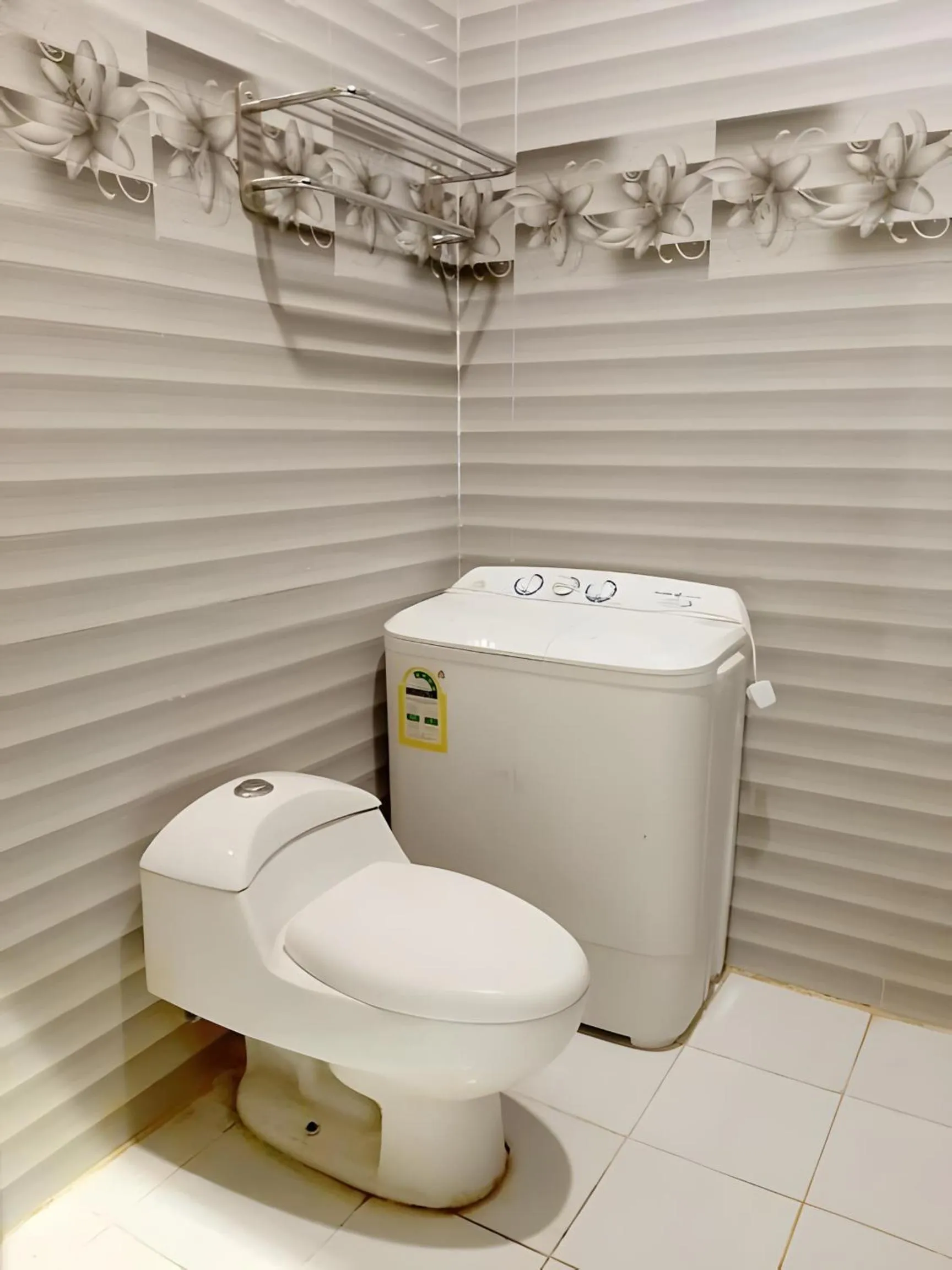 Toilet in شقق أهلين ثلاثة للشقق المخدومة