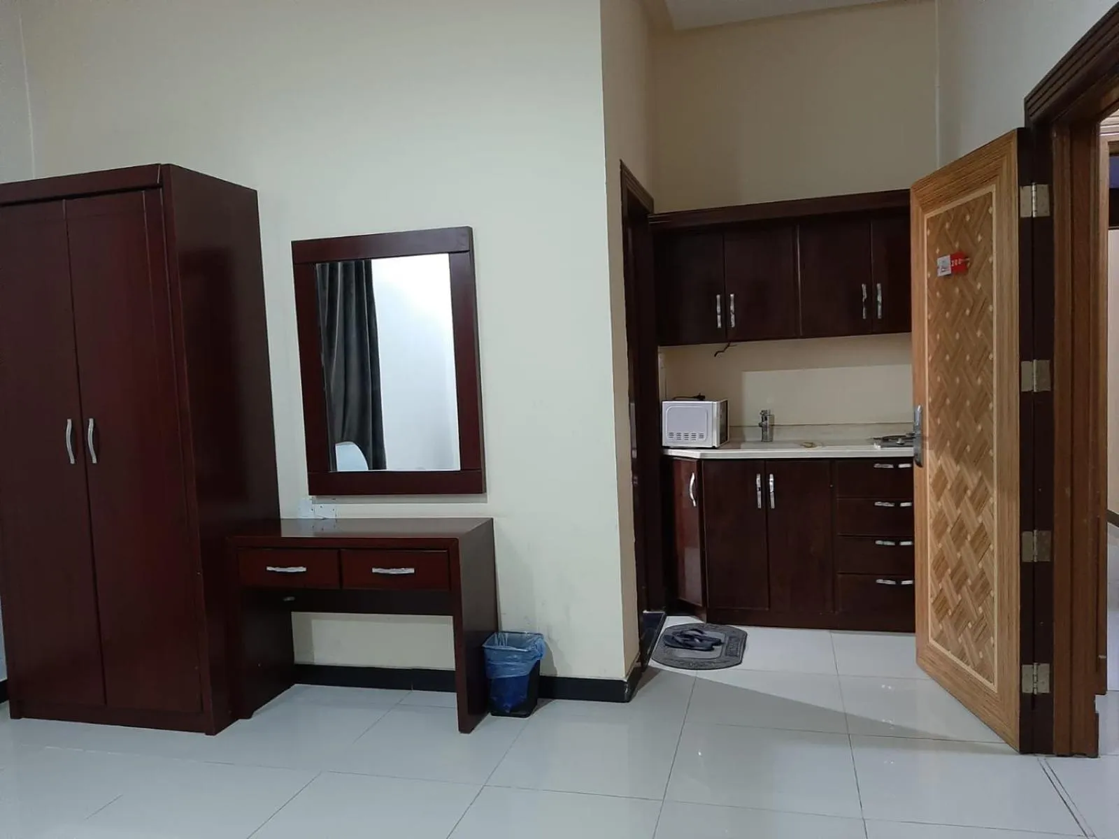 Kitchen or kitchenette in شقق أهلين ثلاثة للشقق المخدومة