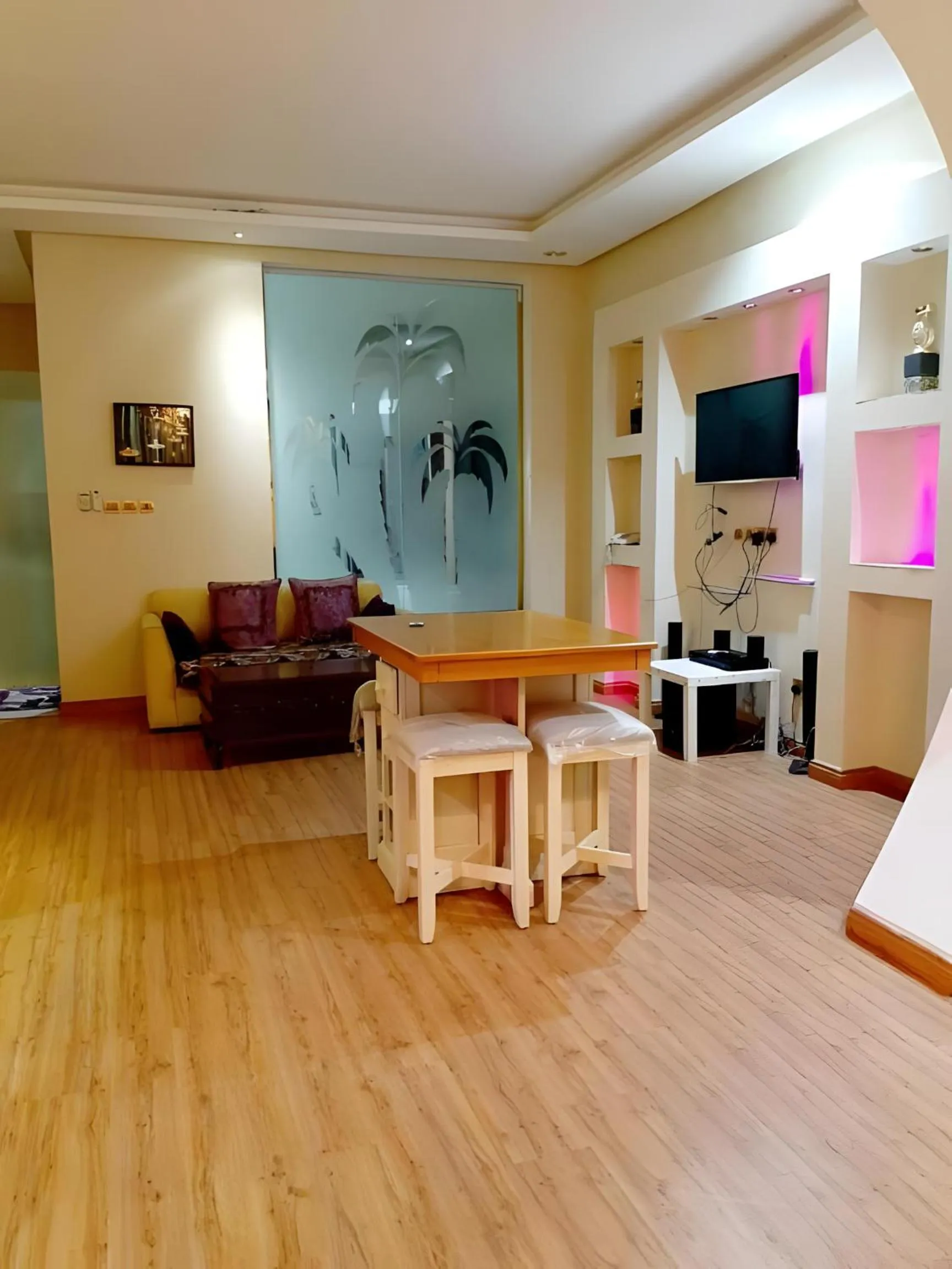 Communal lounge/ TV room in شقق أهلين ثلاثة للشقق المخدومة