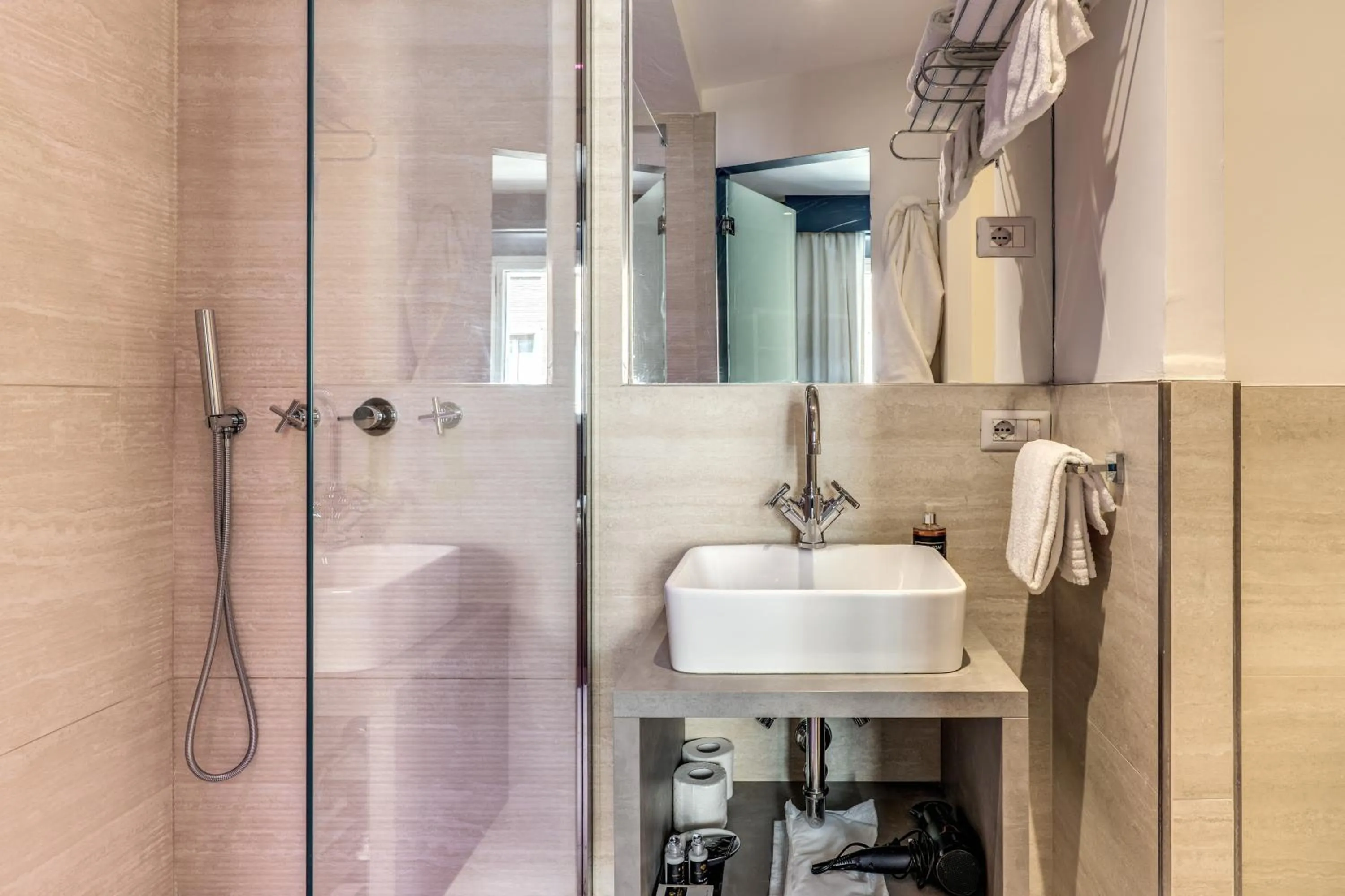 Shower in Telier Tomacelli