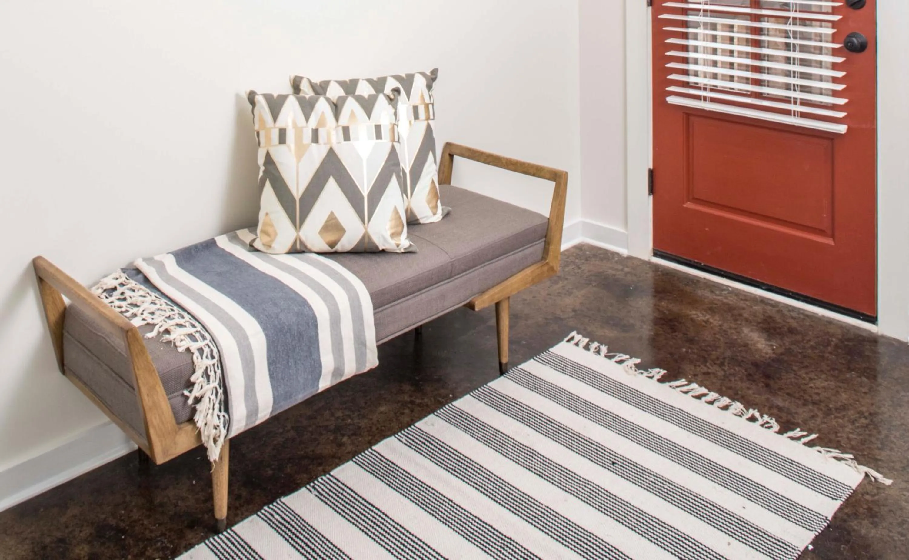 Seating area, Bed in The Louis Hotel