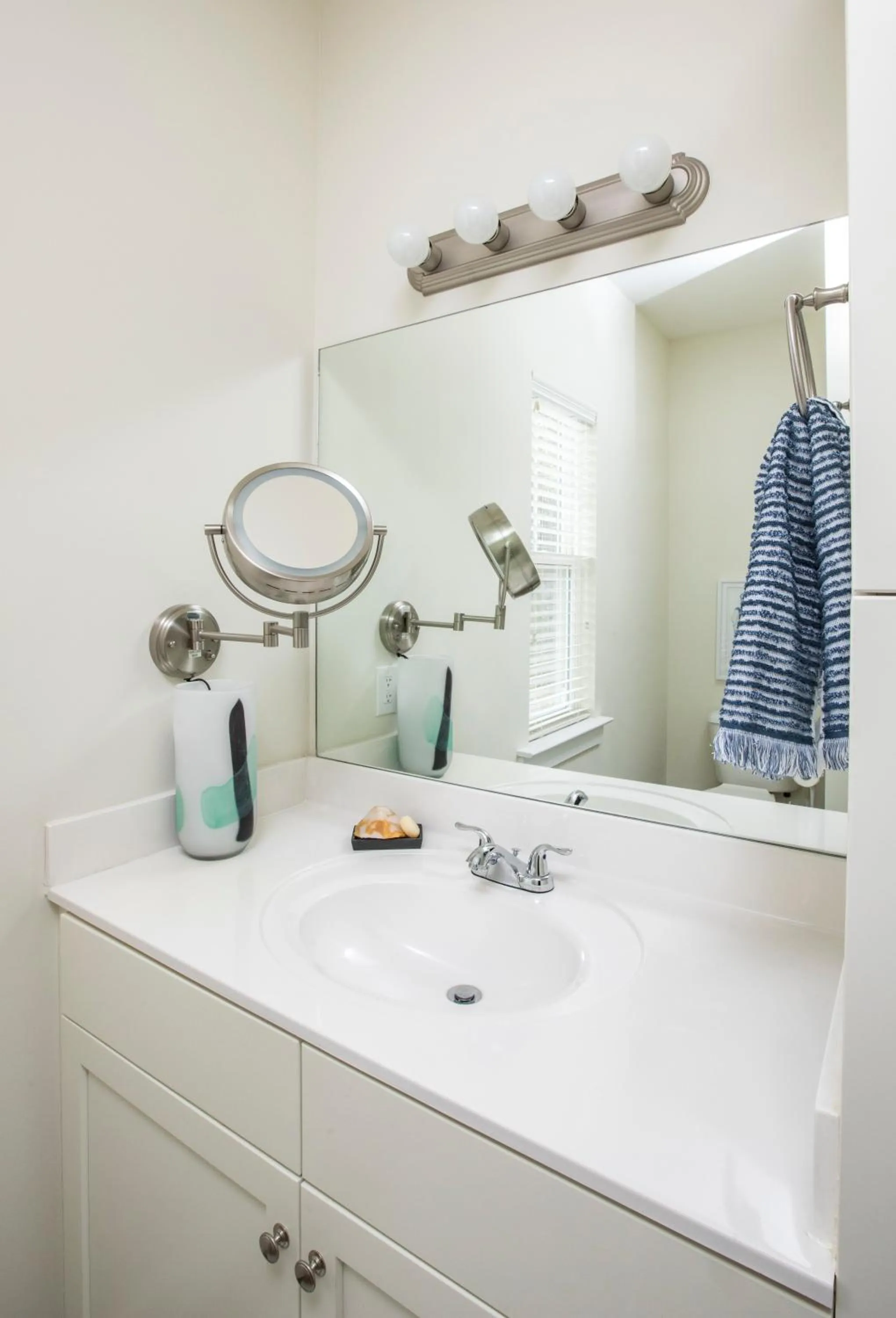 Bathroom in The Louis Hotel