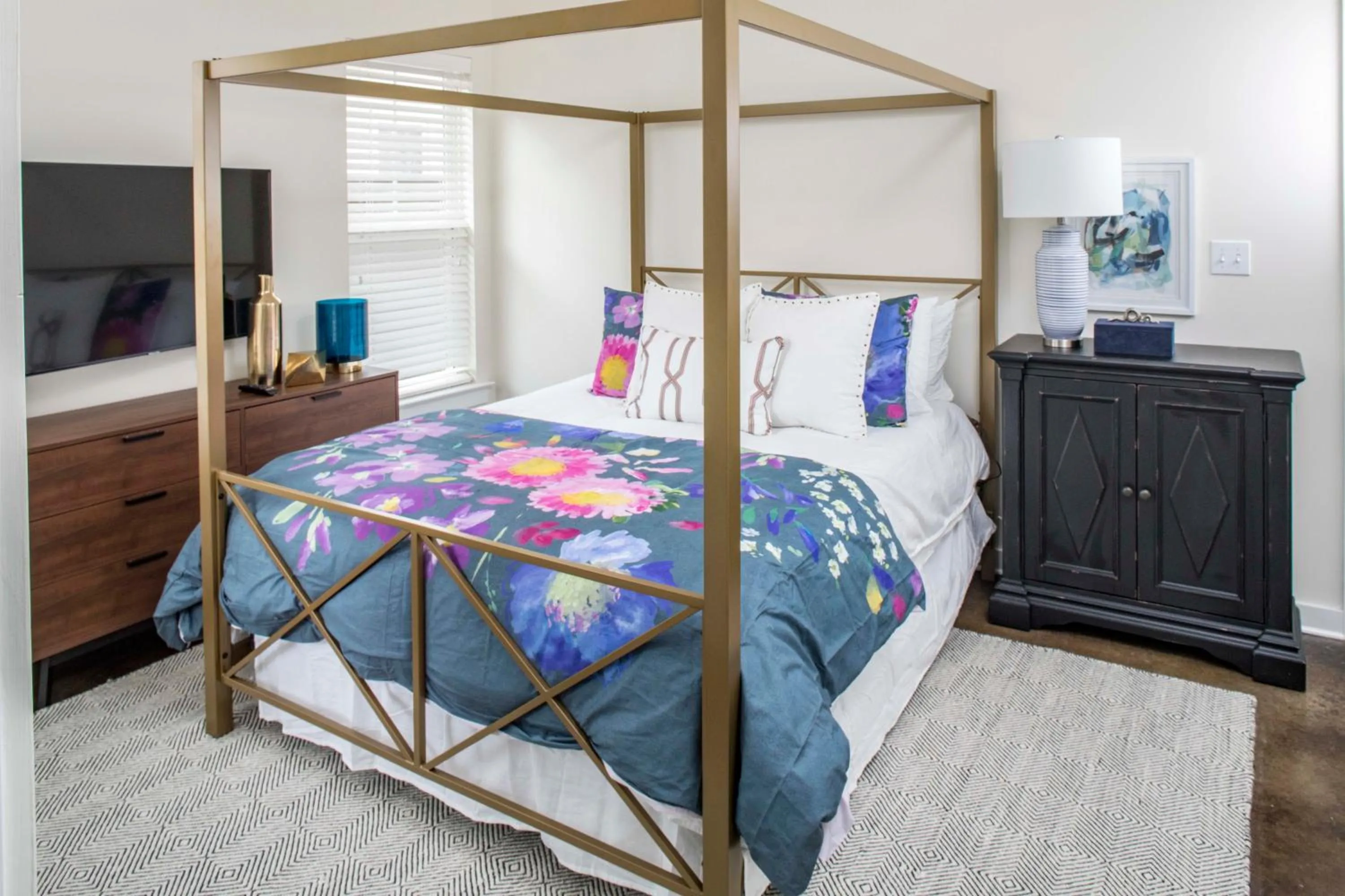 Bed in The Louis Hotel