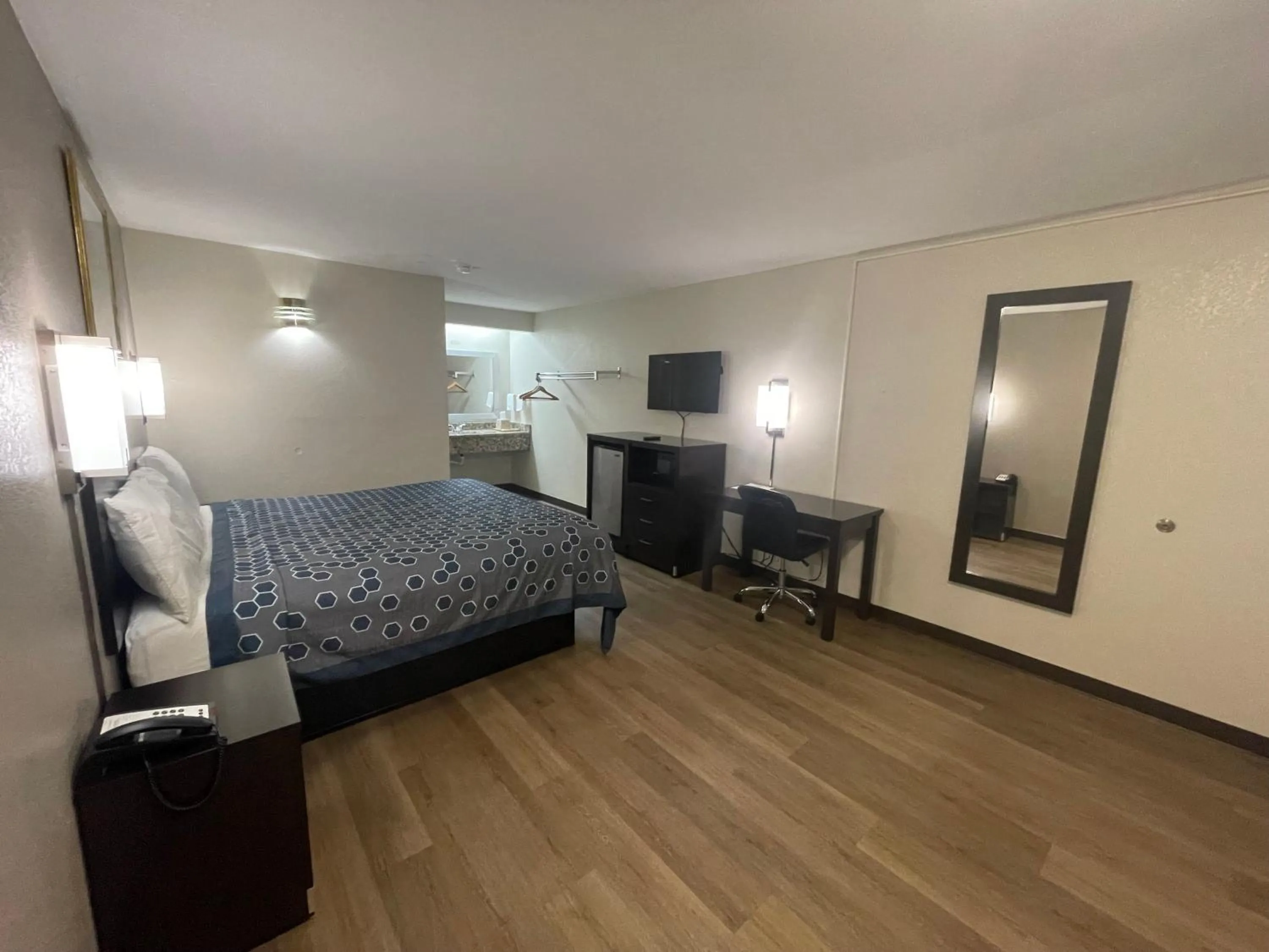 Bed in Royal Inn Motel