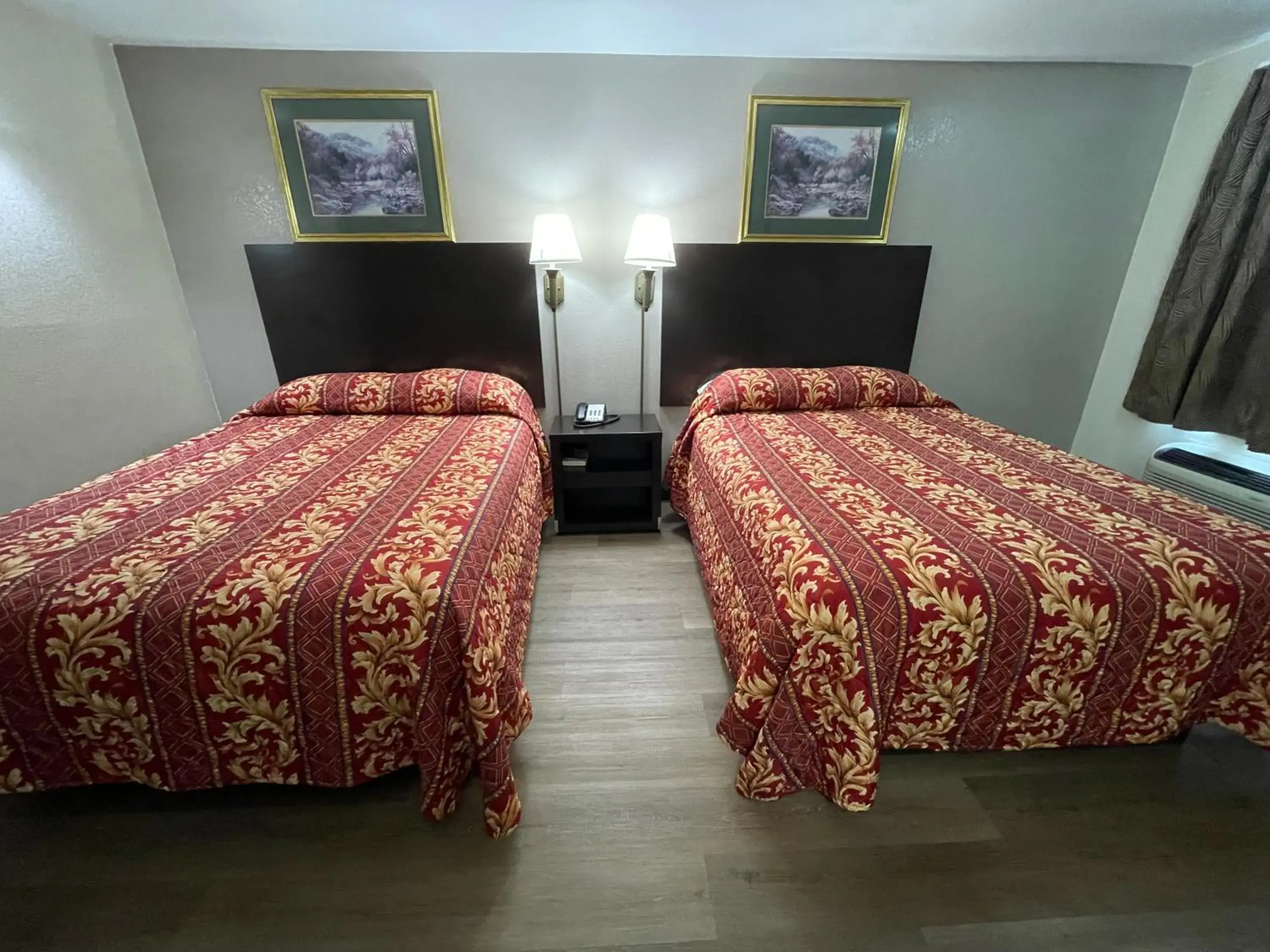 Deluxe Double Room in Royal Inn Motel Deluxe Double Room in Royal Inn Motel