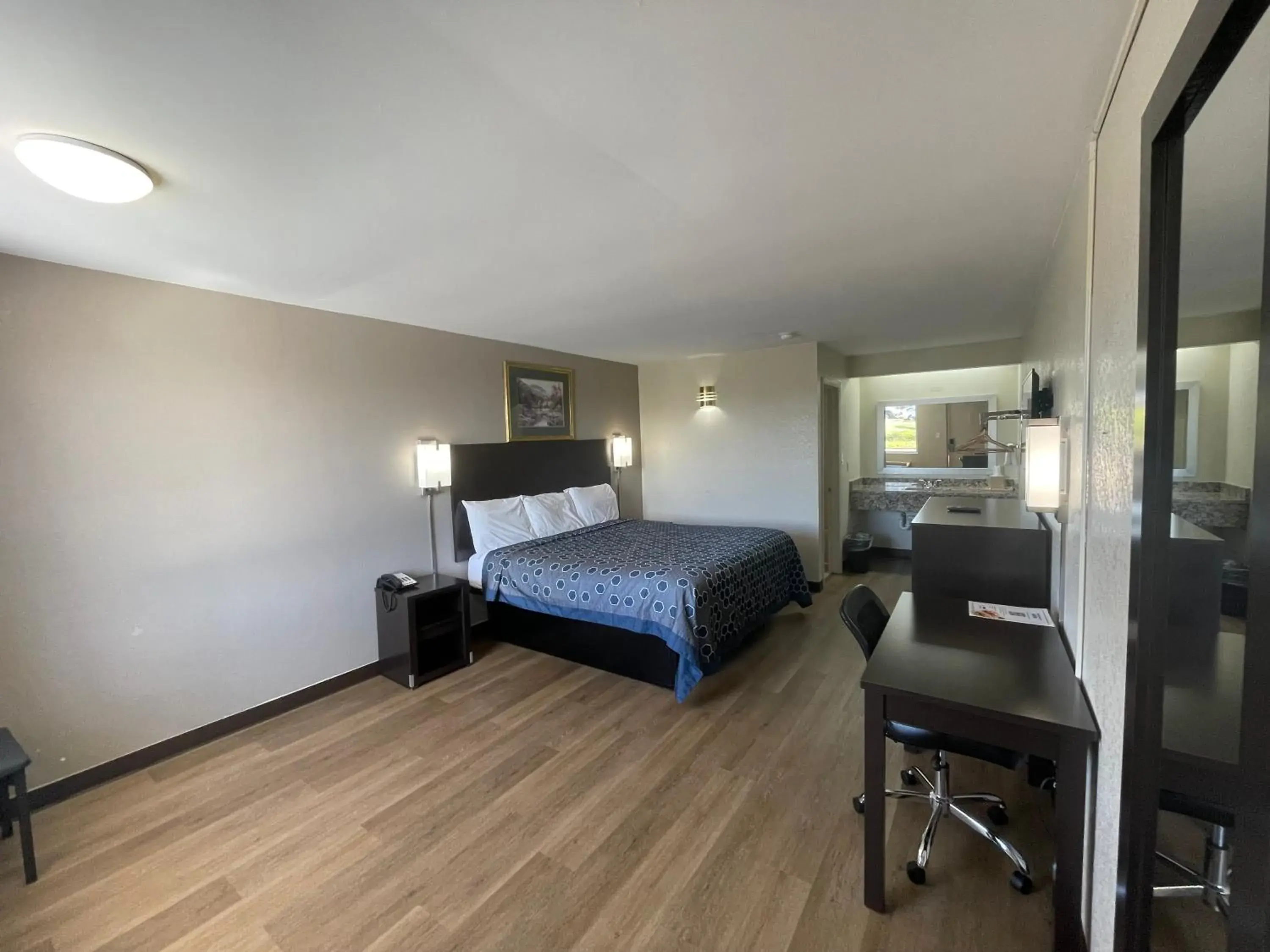 Deluxe King Suite in Royal Inn Motel Deluxe King Suite in Royal Inn Motel