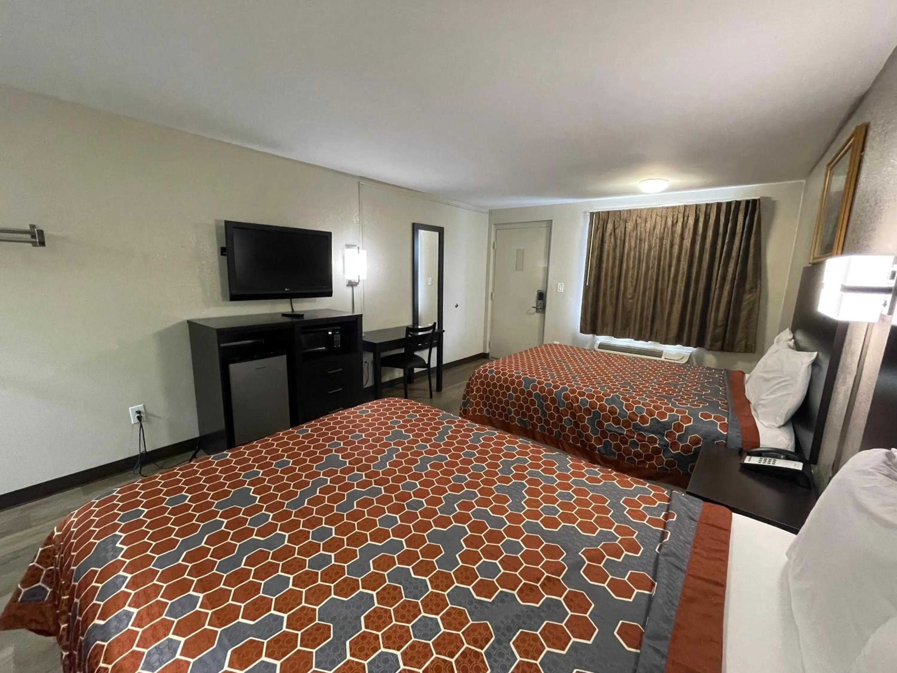 Bed in Royal Inn Motel