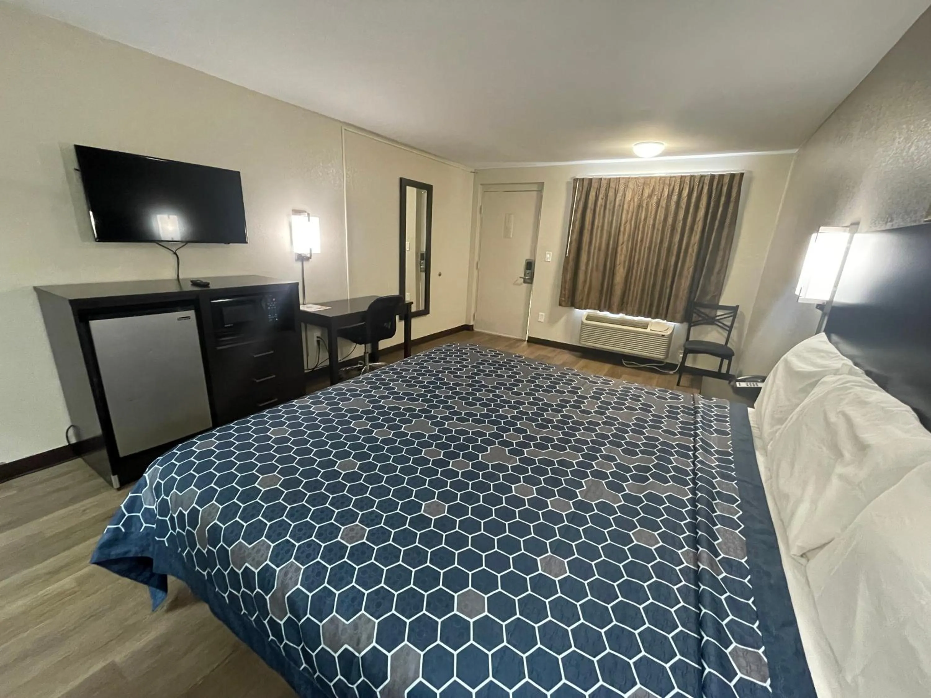 Bed in Royal Inn Motel