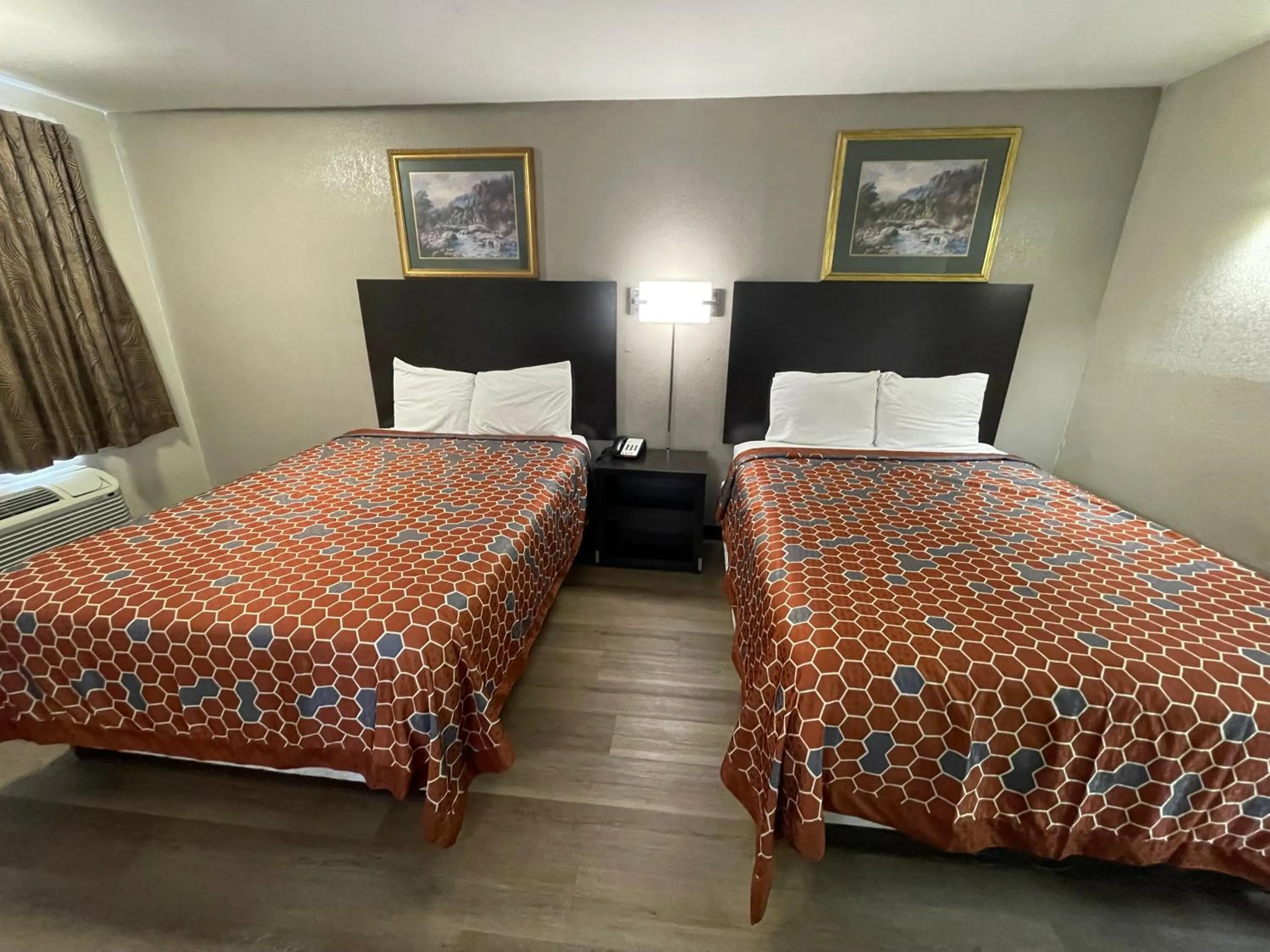 Bed in Royal Inn Motel