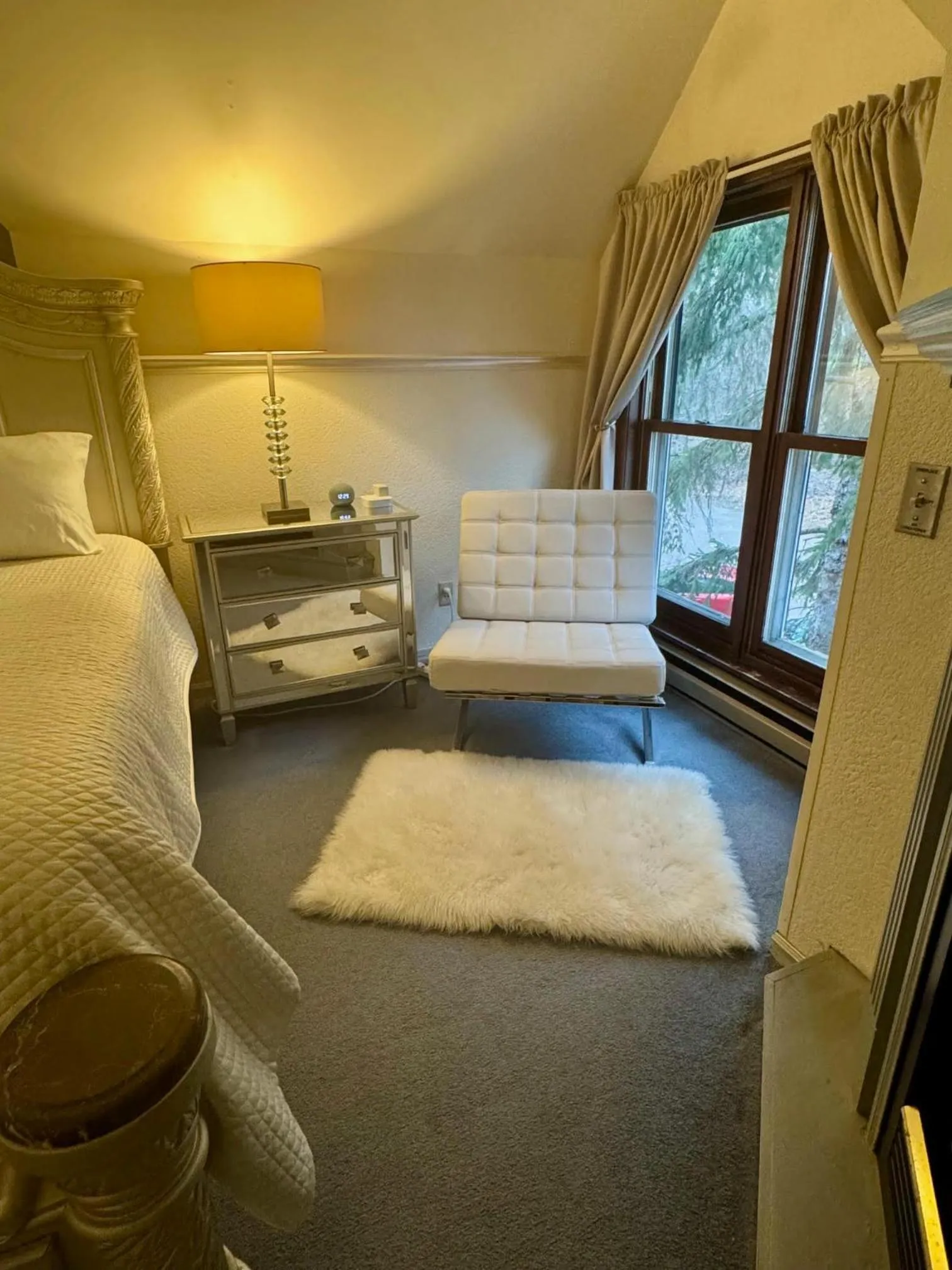 Seating area, Bed in Otter Creek Eau Claire Altoona