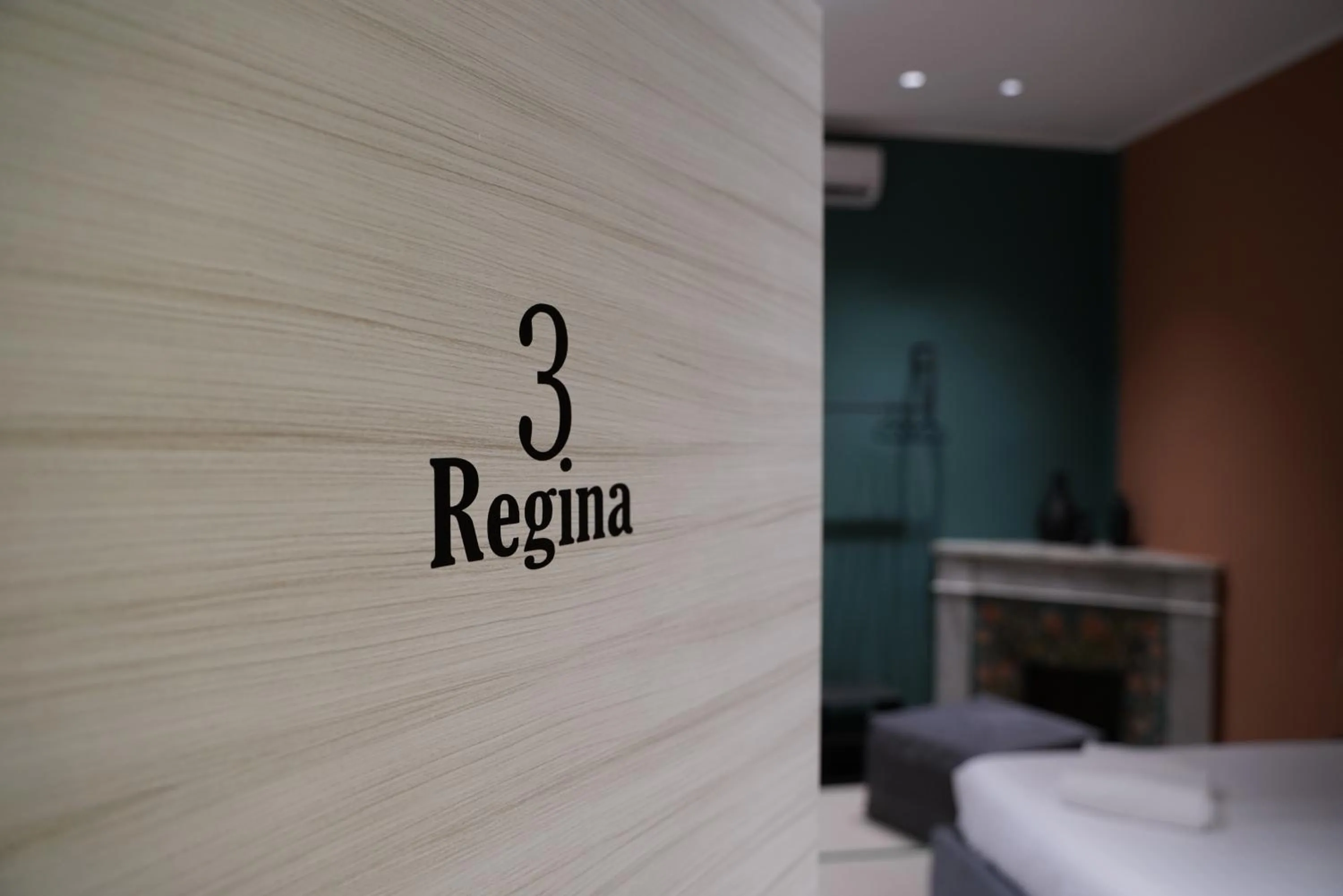 Text overlay in La Regina del Duomo Catania Centro