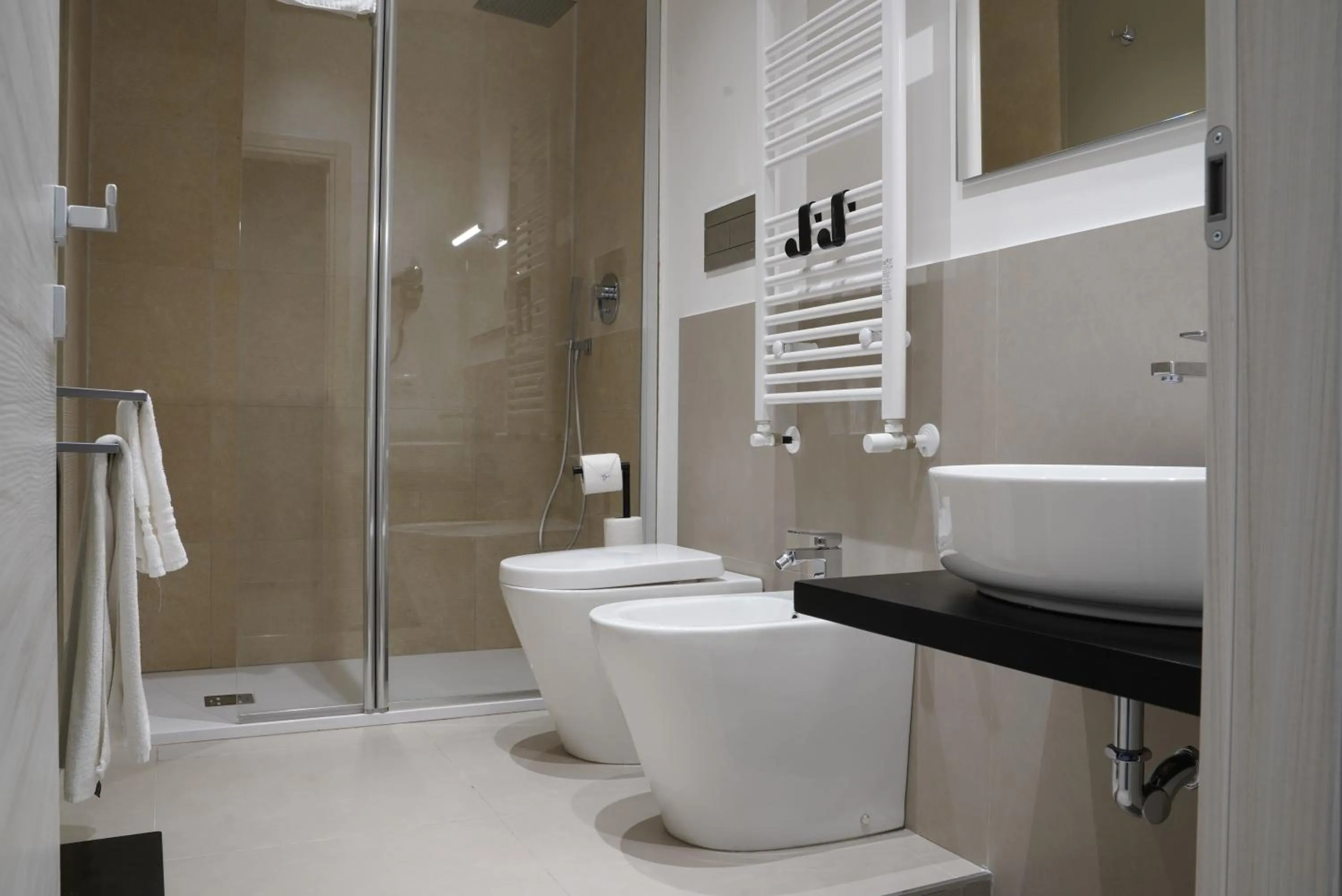 Shower in La Regina del Duomo Catania Centro