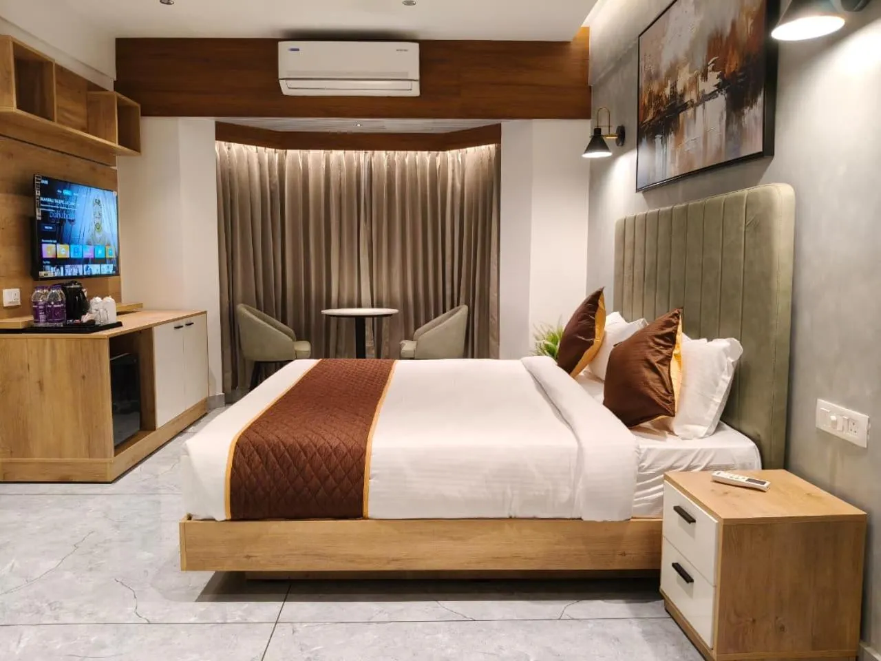 Bedroom, Bed in Mayo Suites