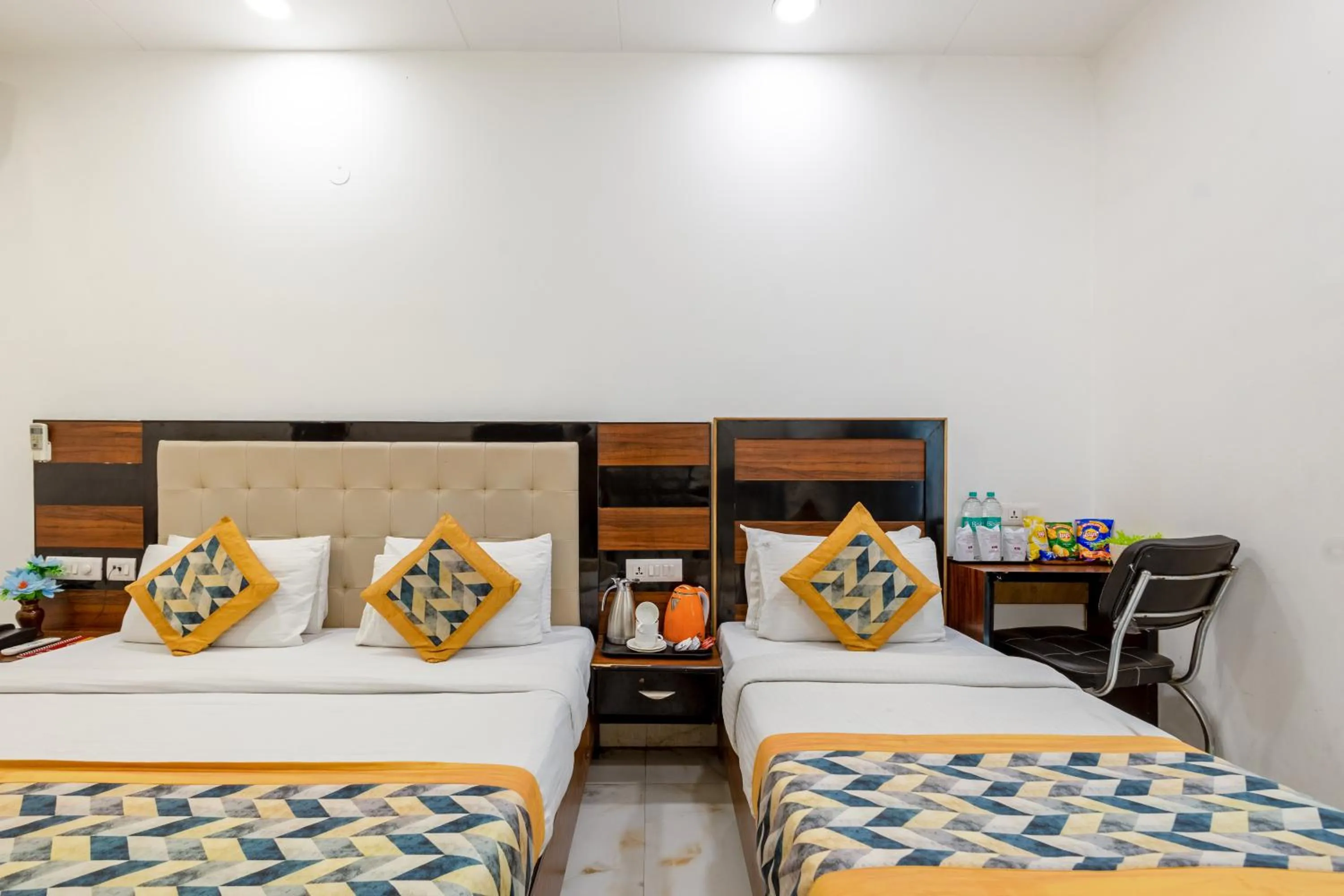 Bed in Hotel Emporio Near New Delhi Railway Station - Paharganj