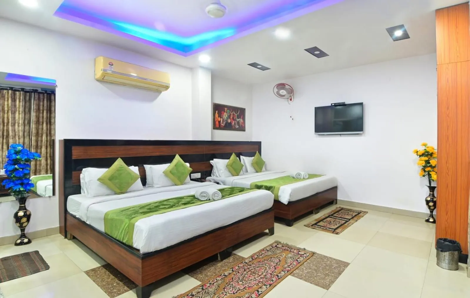 Bedroom, Bed in Hotel Emporio Near New Delhi Railway Station - Paharganj