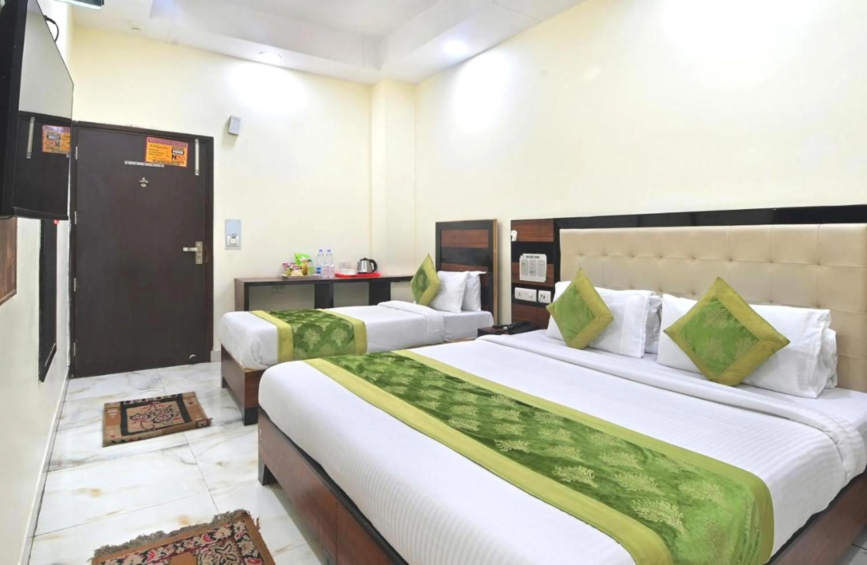 TV and multimedia, Bed in Hotel Emporio Near New Delhi Railway Station - Paharganj