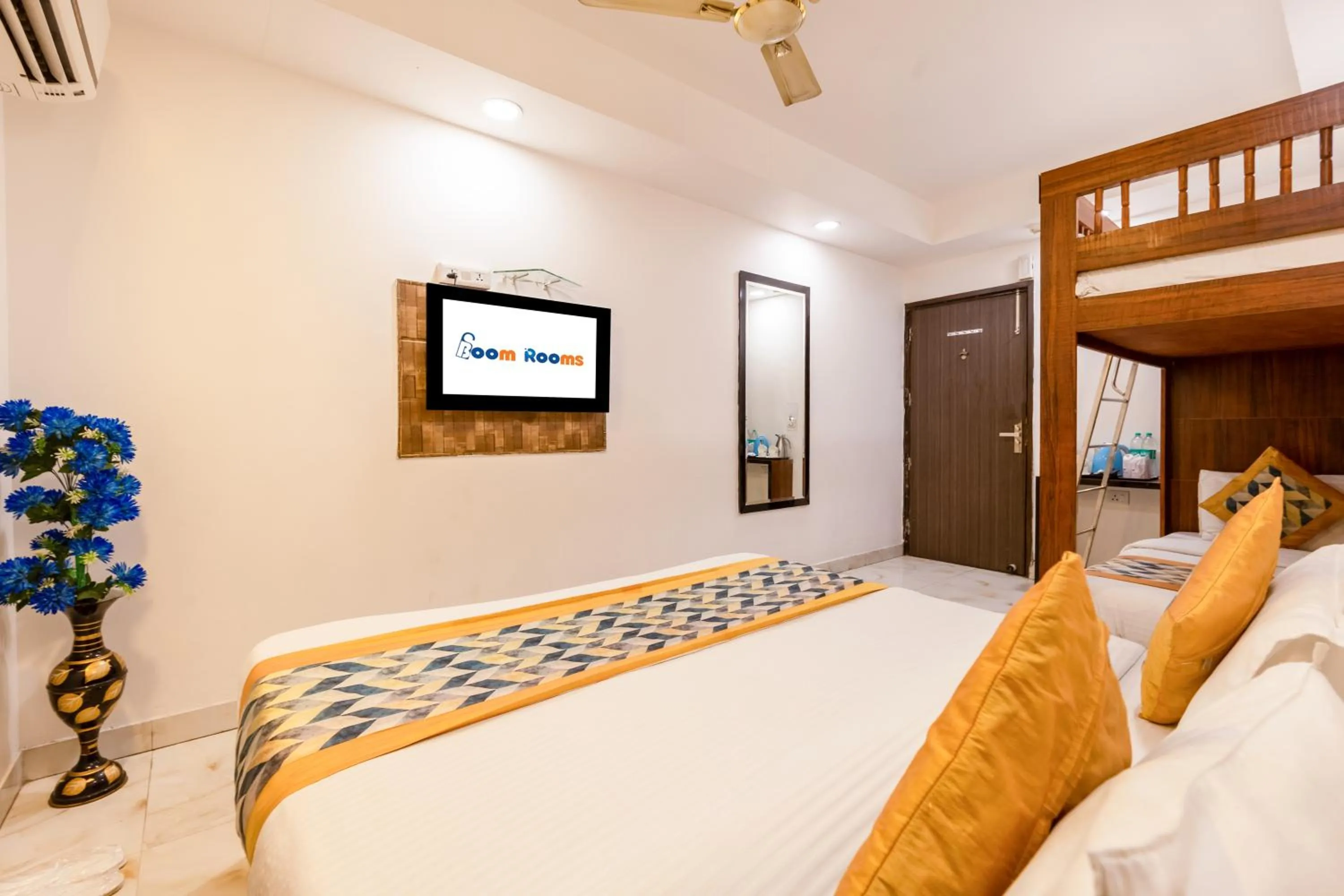 Bed in Hotel Emporio Near New Delhi Railway Station - Paharganj