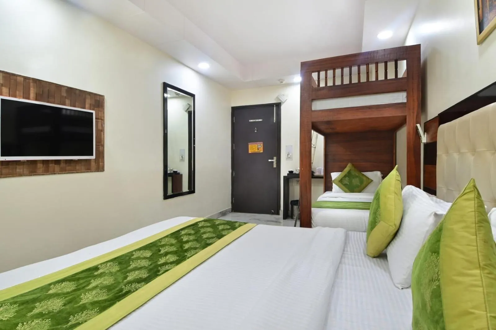 TV and multimedia, Bed in Hotel Emporio Near New Delhi Railway Station - Paharganj