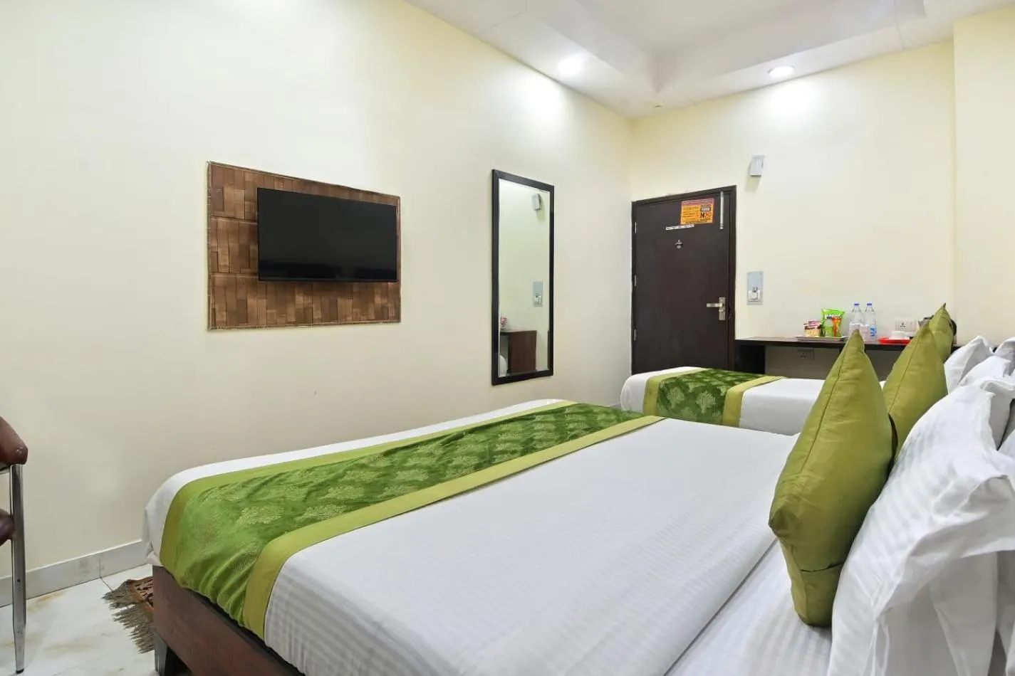 TV and multimedia, Bed in Hotel Emporio Near New Delhi Railway Station - Paharganj