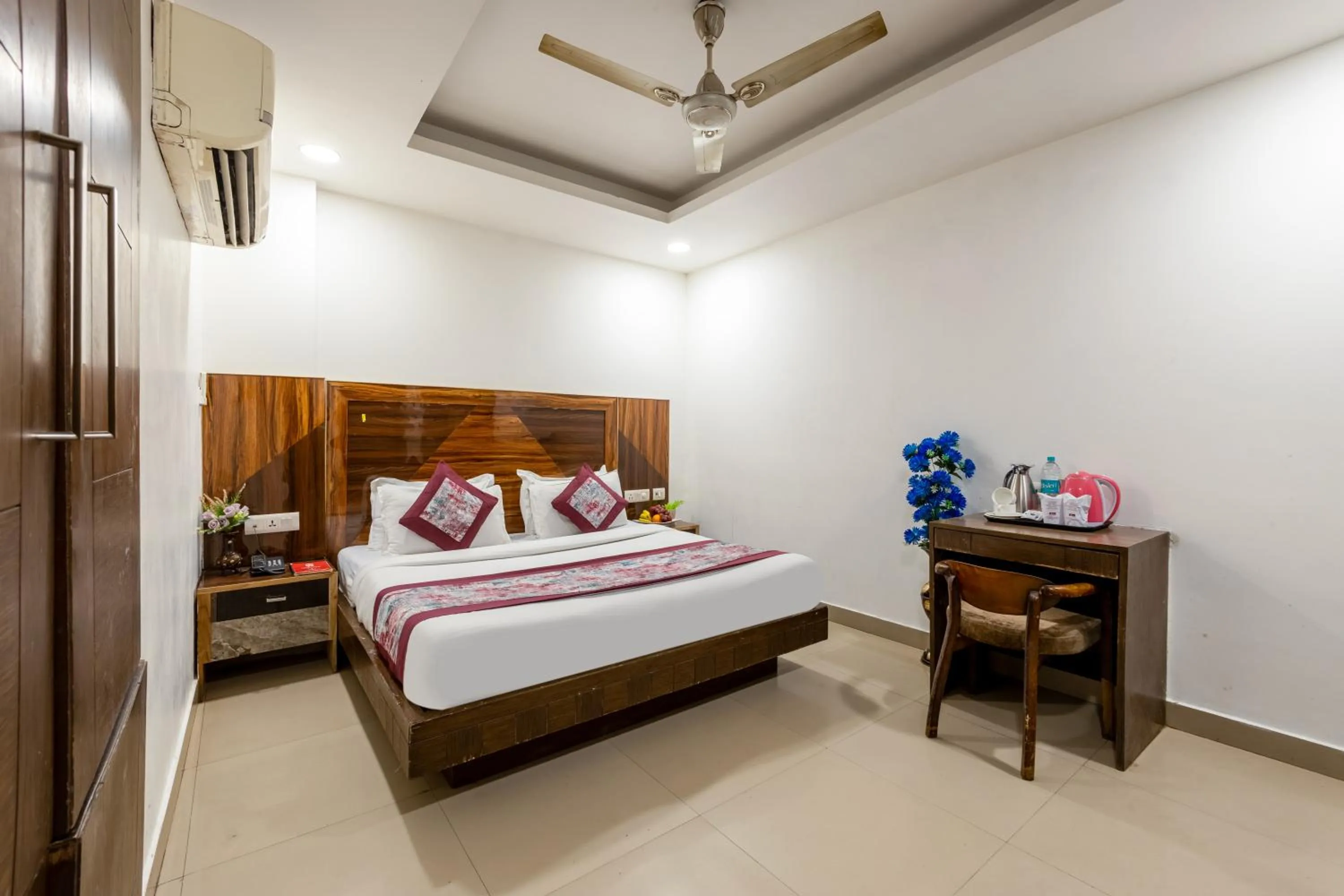 Photo of the whole room, Bed in Hotel Emporio Near New Delhi Railway Station - Paharganj