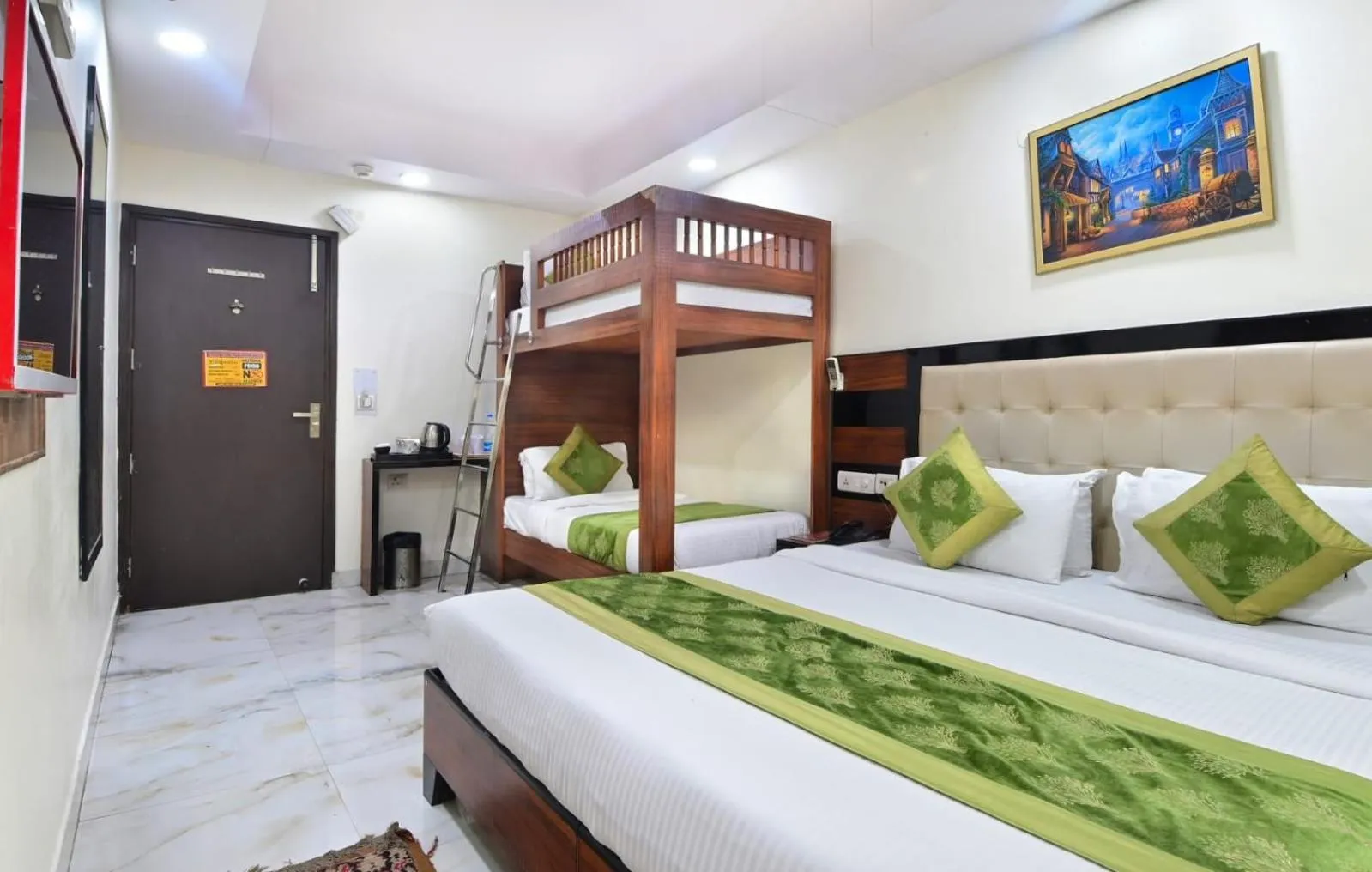 TV and multimedia, Bed in Hotel Emporio Near New Delhi Railway Station - Paharganj