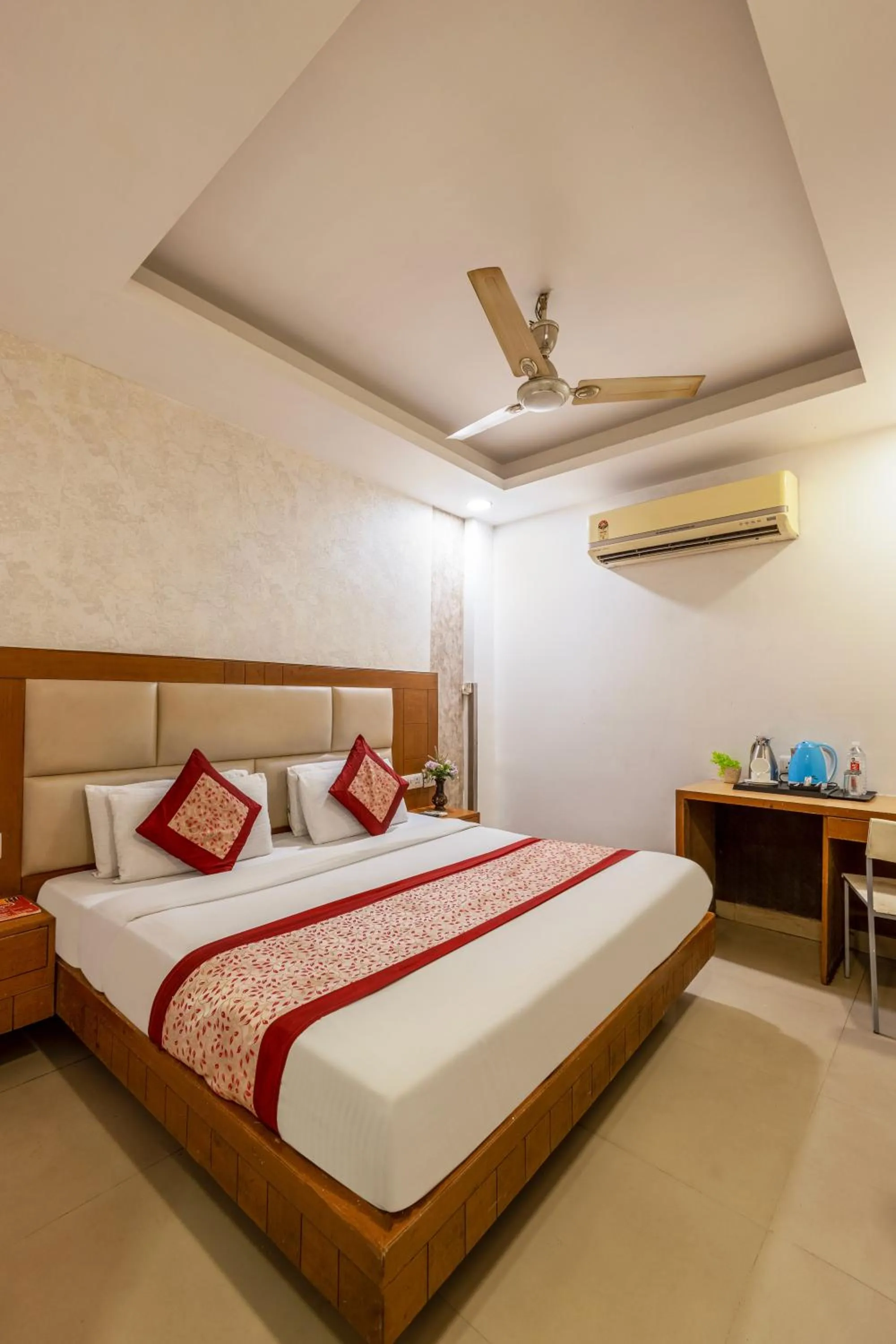 Bedroom, Bed in Hotel Emporio Near New Delhi Railway Station - Paharganj