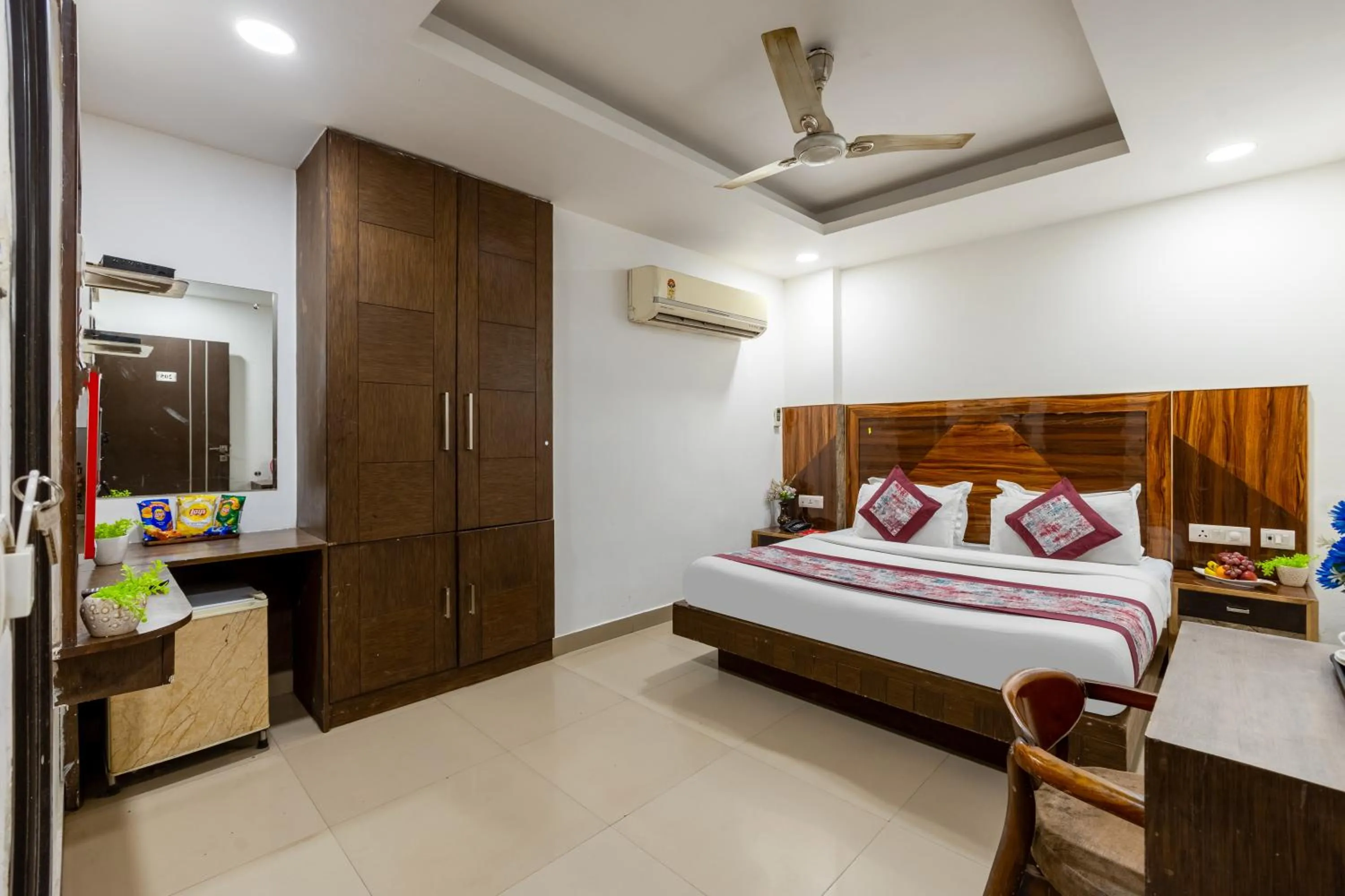 Bed in Hotel Emporio Near New Delhi Railway Station - Paharganj