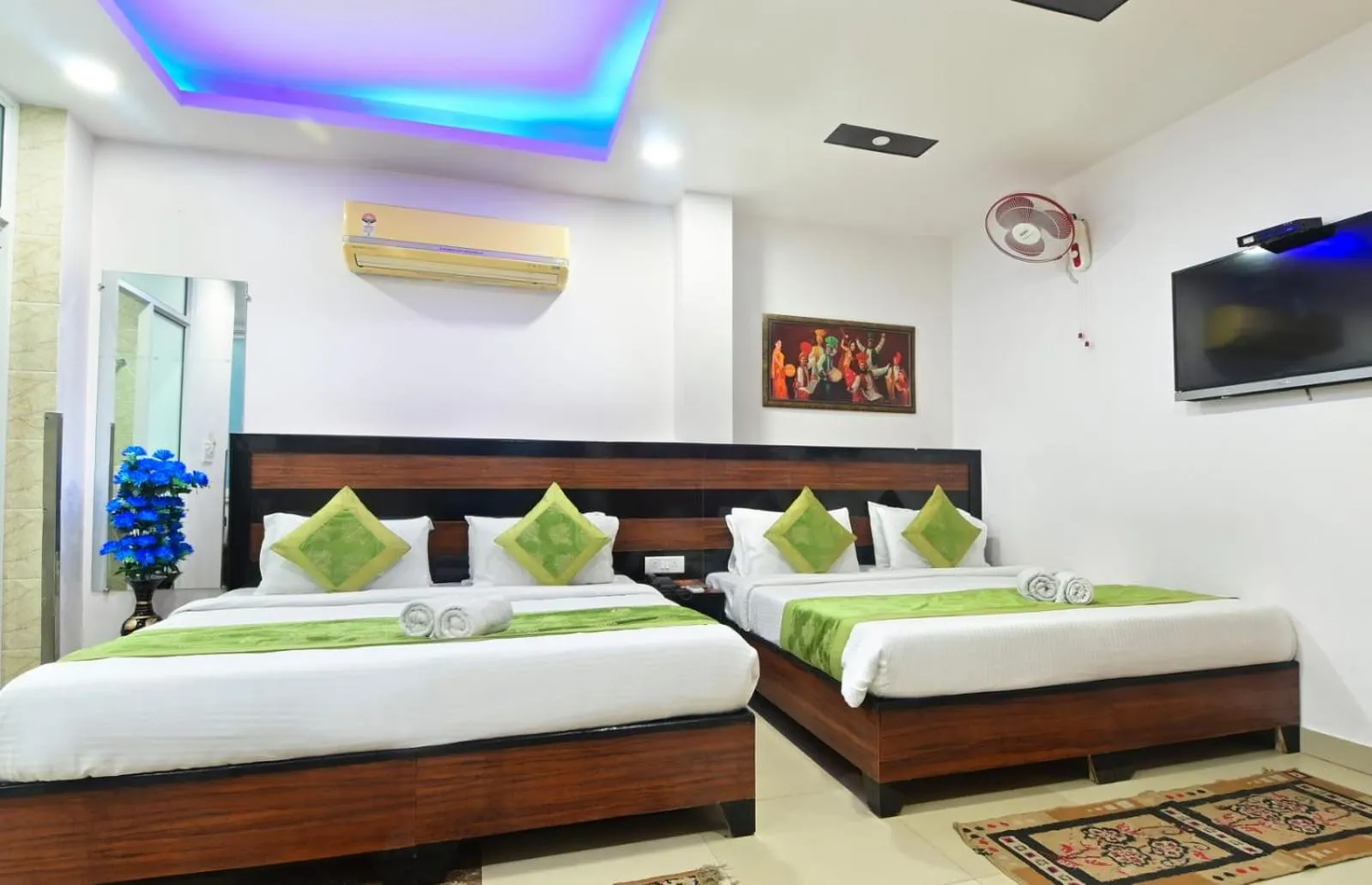 Bedroom, Bed in Hotel Emporio Near New Delhi Railway Station - Paharganj
