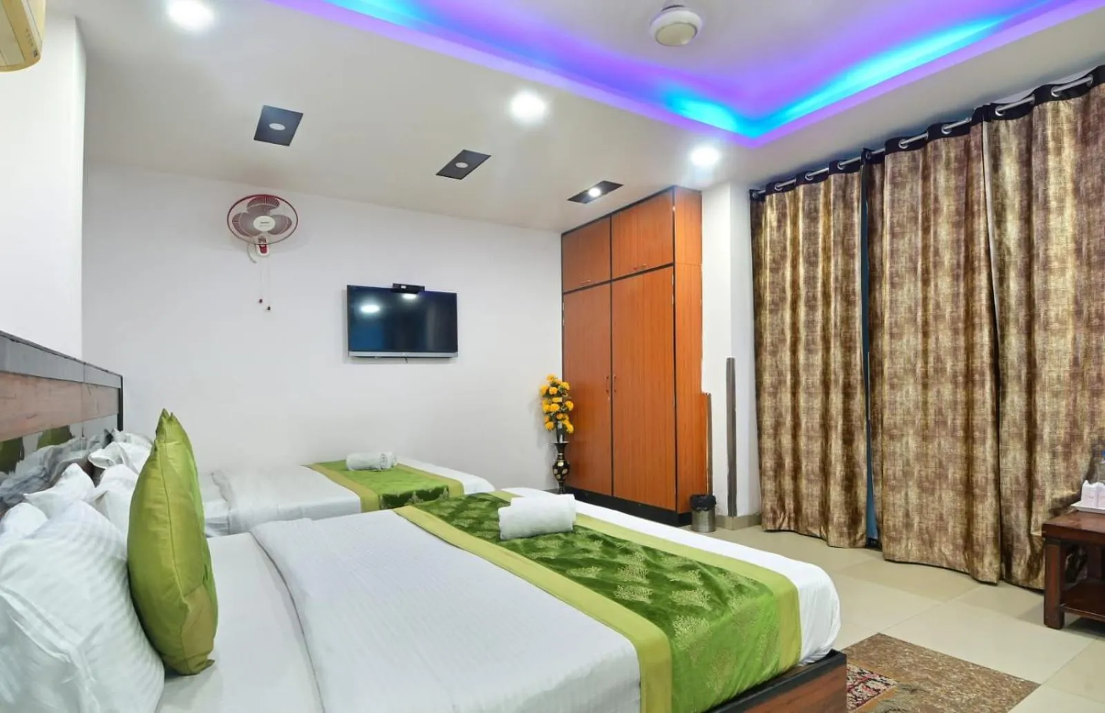 Bedroom, Bed in Hotel Emporio Near New Delhi Railway Station - Paharganj
