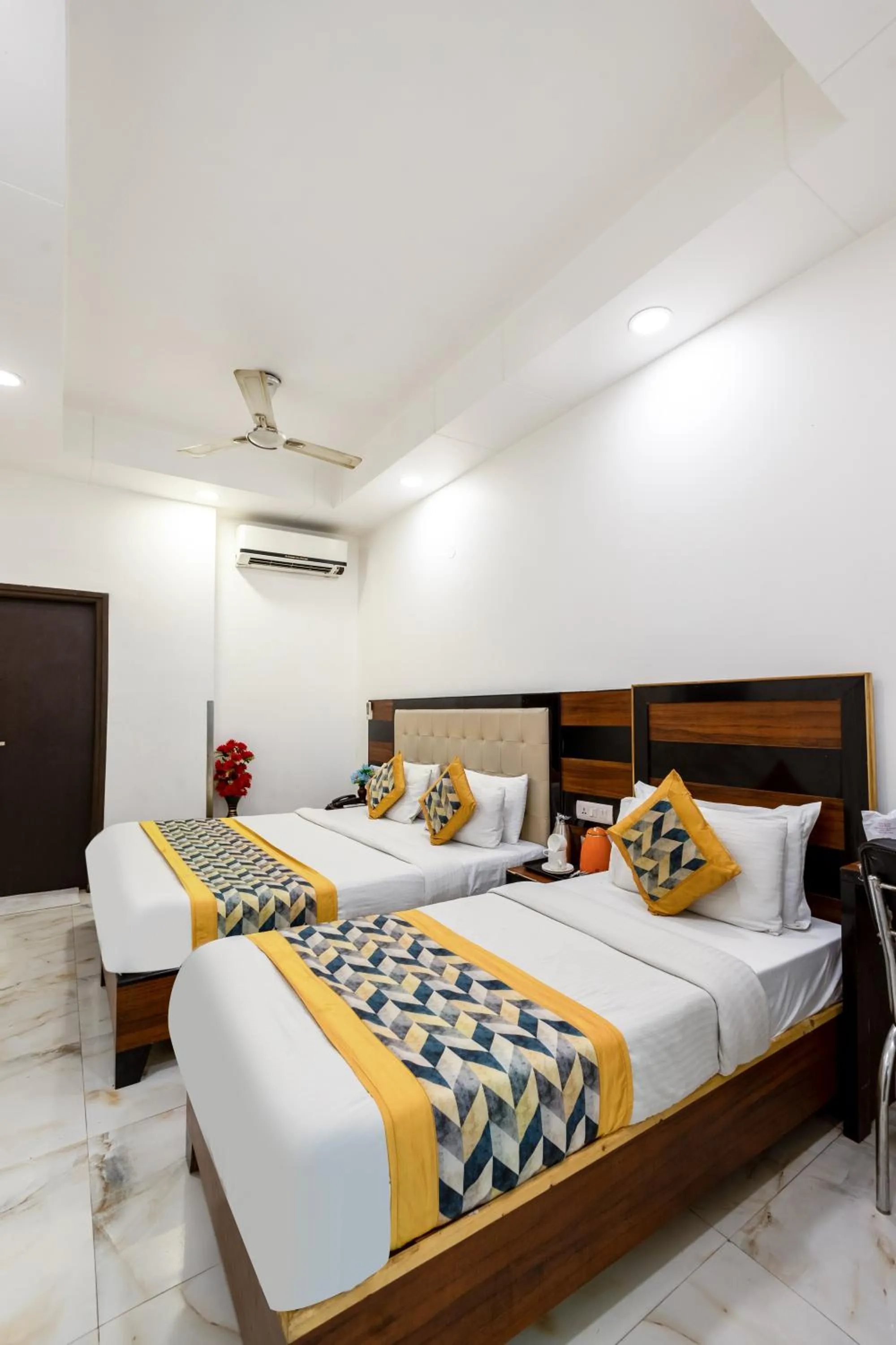 Bed in Hotel Emporio Near New Delhi Railway Station - Paharganj
