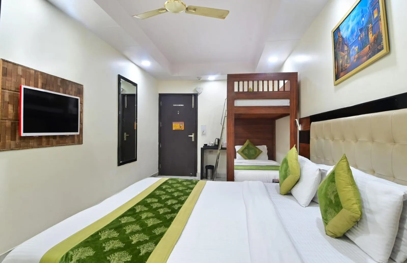 TV and multimedia, Bed in Hotel Emporio Near New Delhi Railway Station - Paharganj