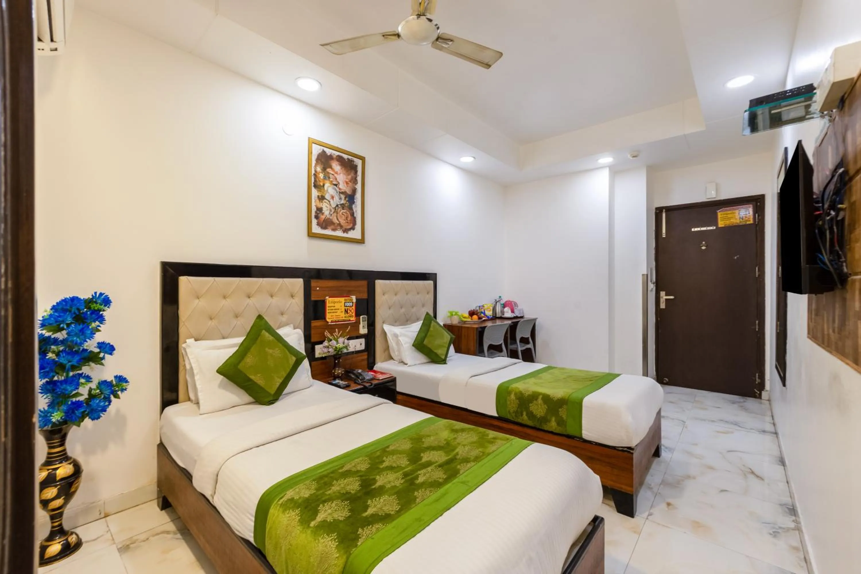 TV and multimedia, Bed in Hotel Emporio Near New Delhi Railway Station - Paharganj