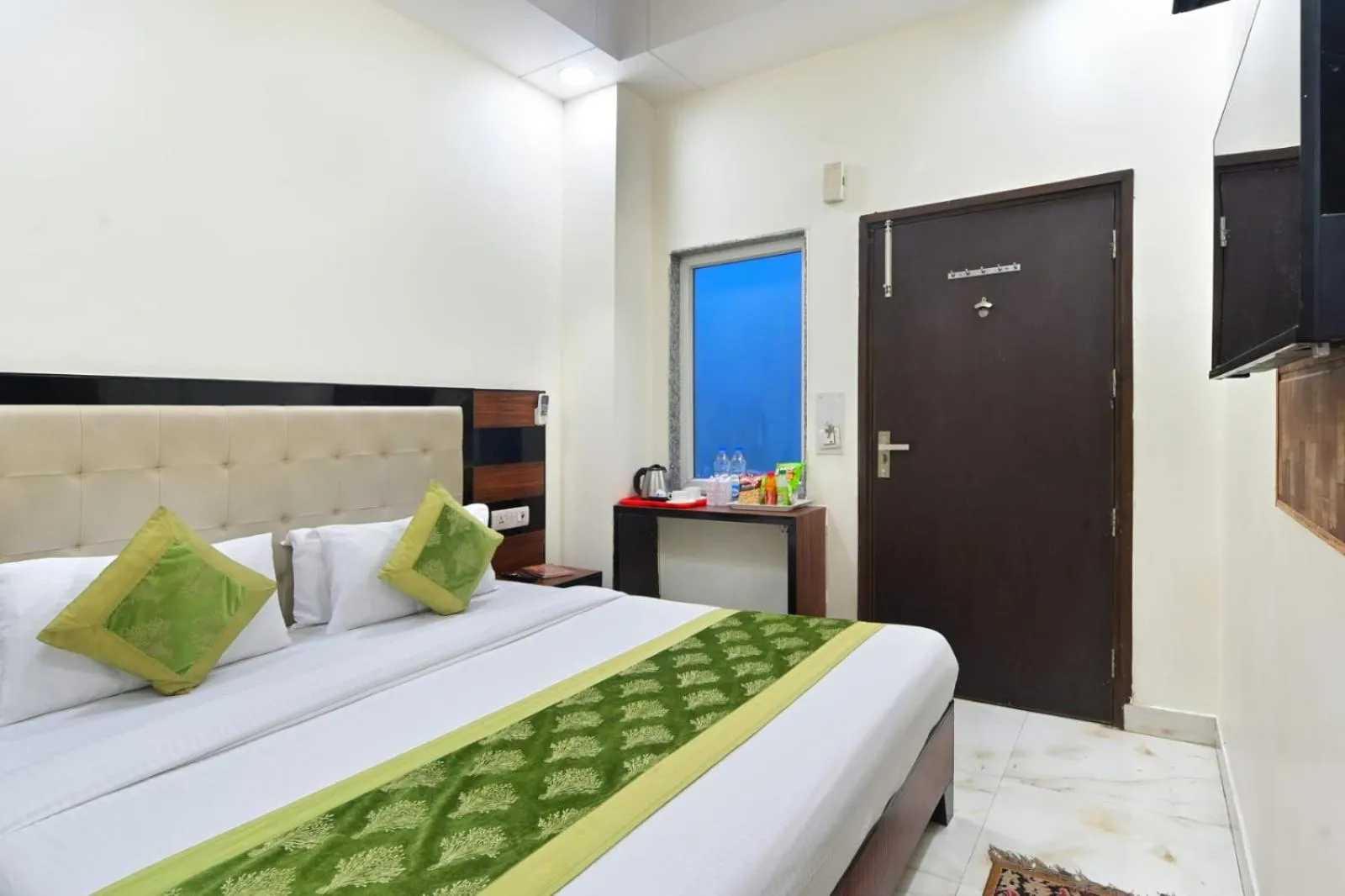 TV and multimedia, Bed in Hotel Emporio Near New Delhi Railway Station - Paharganj