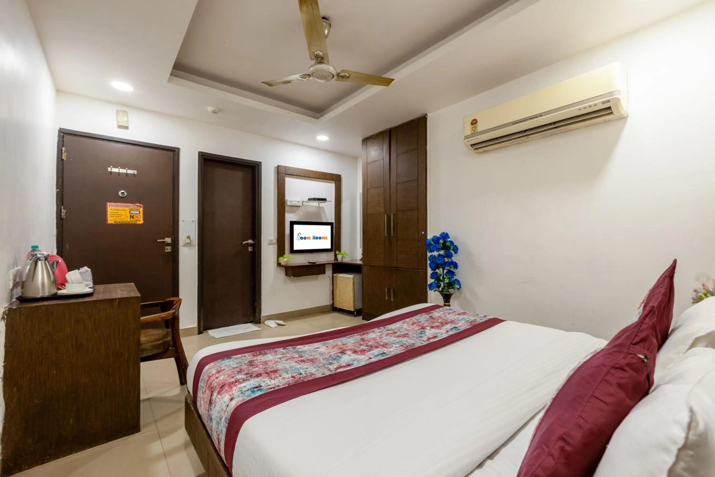 Bed in Hotel Emporio Near New Delhi Railway Station - Paharganj