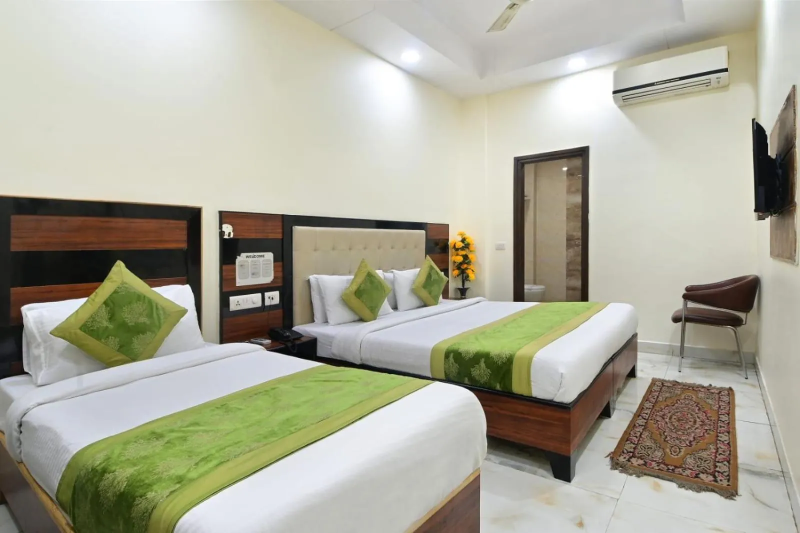 TV and multimedia, Bed in Hotel Emporio Near New Delhi Railway Station - Paharganj
